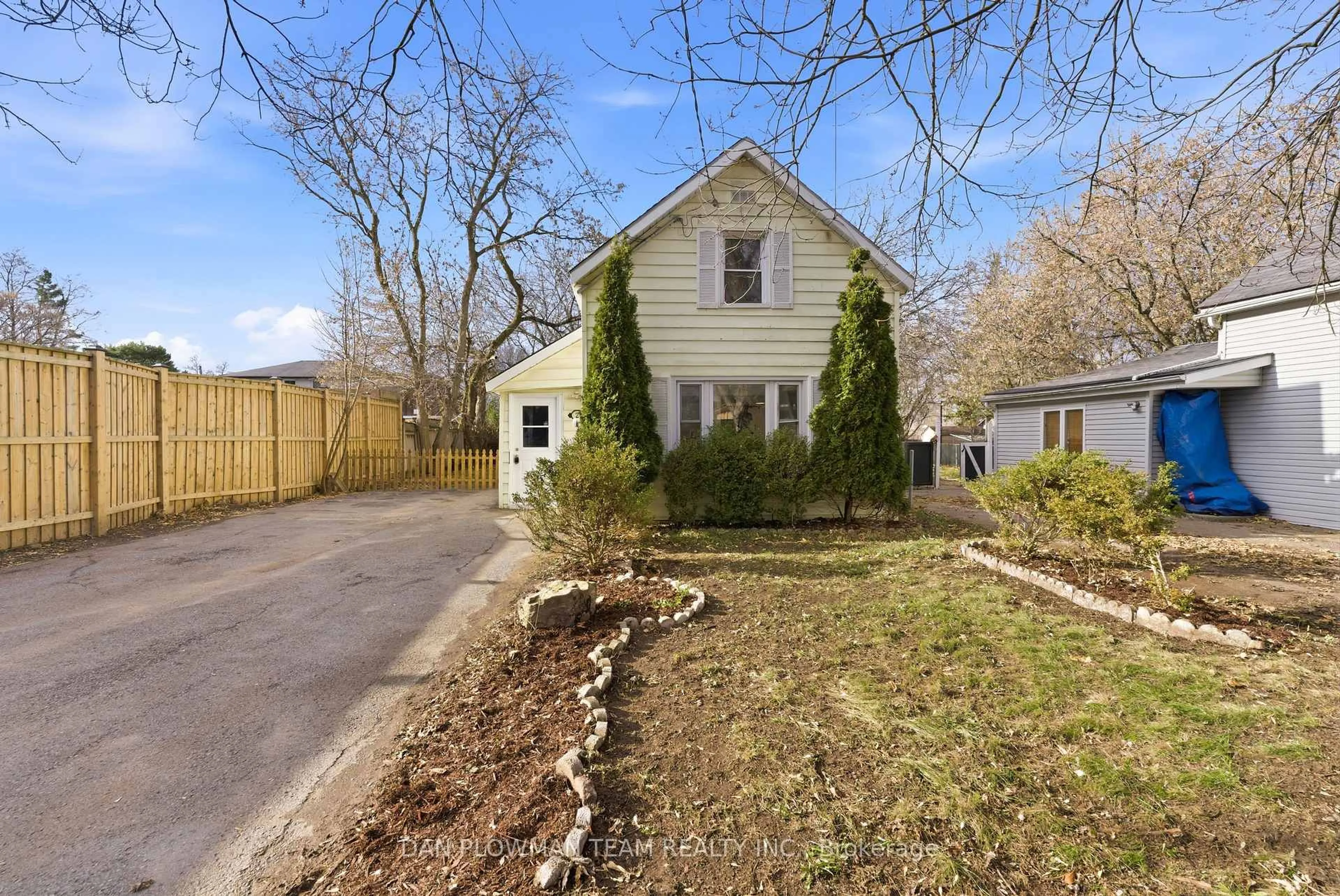 A pic from outside/outdoor area/front of a property/back of a property/a pic from drone, street for 2 Wickett St, Belleville Ontario K8P 3W6