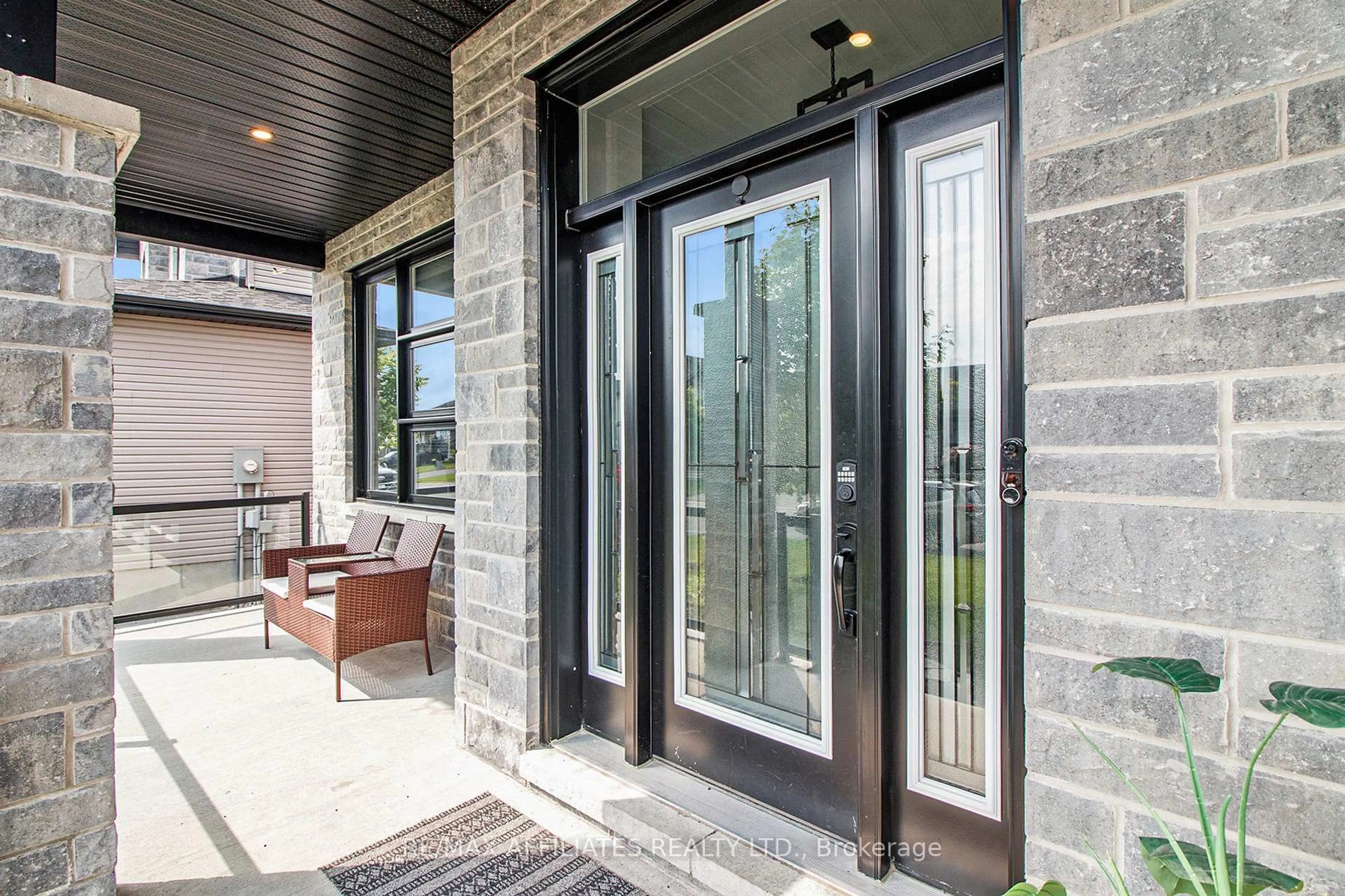 Indoor entryway for 129 Lyon St, Russell Ontario K0A 1W0