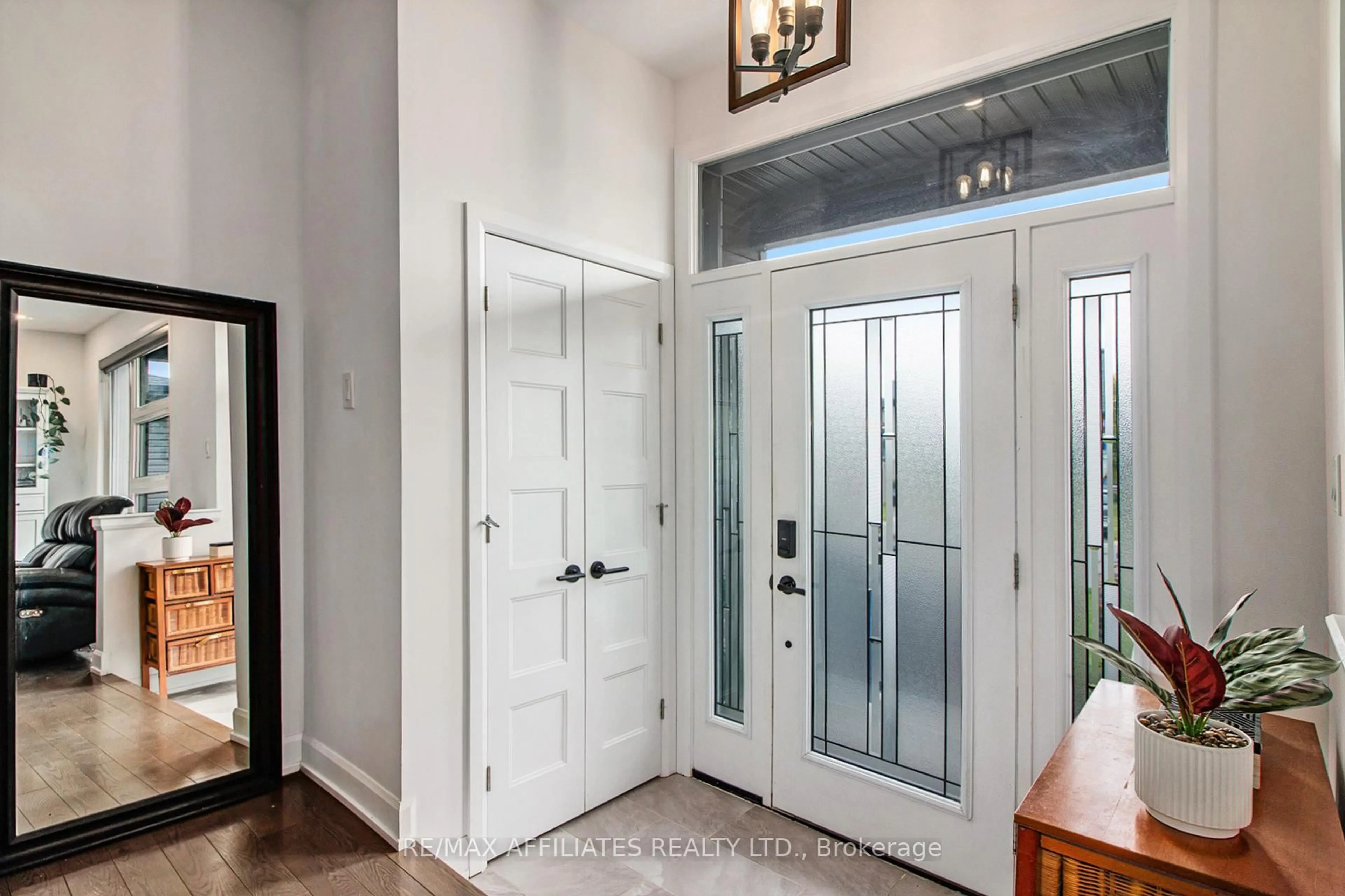 Indoor entryway for 129 Lyon St, Russell Ontario K0A 1W0