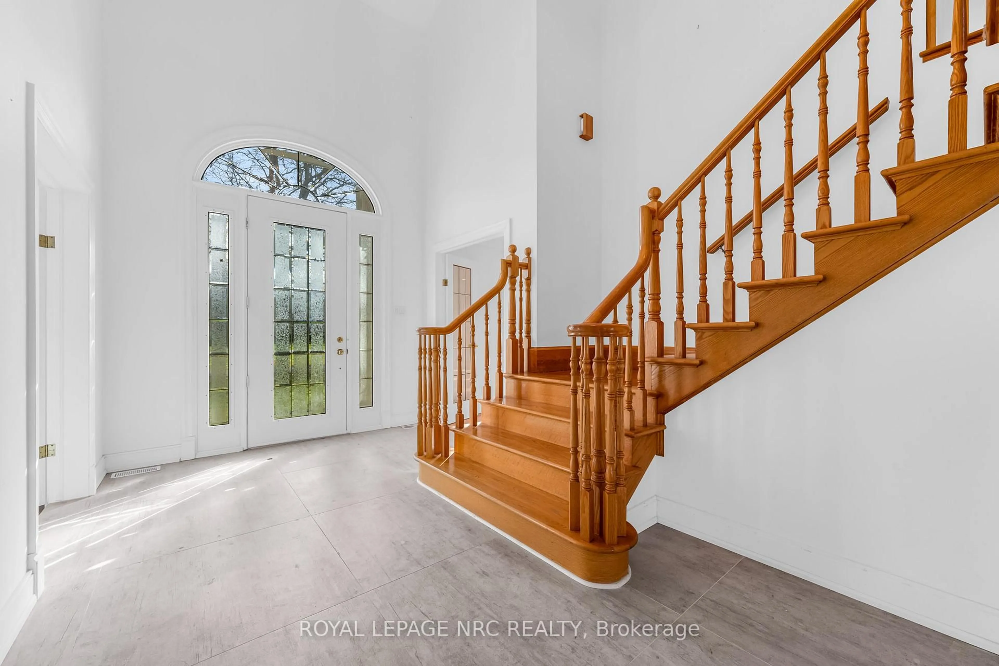 Indoor foyer for 14554 Niagara River Pkwy, Niagara-on-the-Lake Ontario L0S 1L0