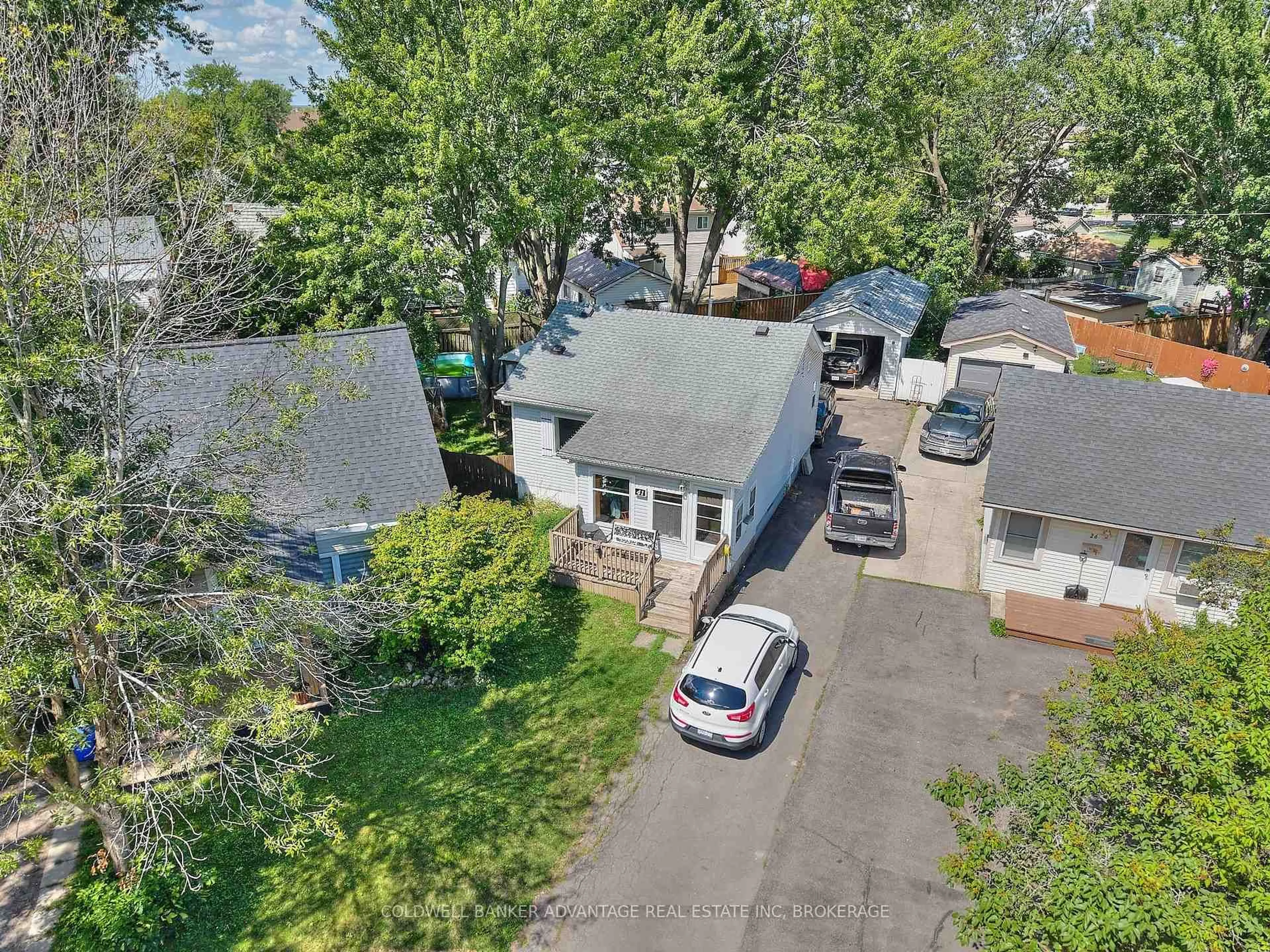A pic from outside/outdoor area/front of a property/back of a property/a pic from drone, street for 41 Dunkirk Crt, Welland Ontario L3B 4W1