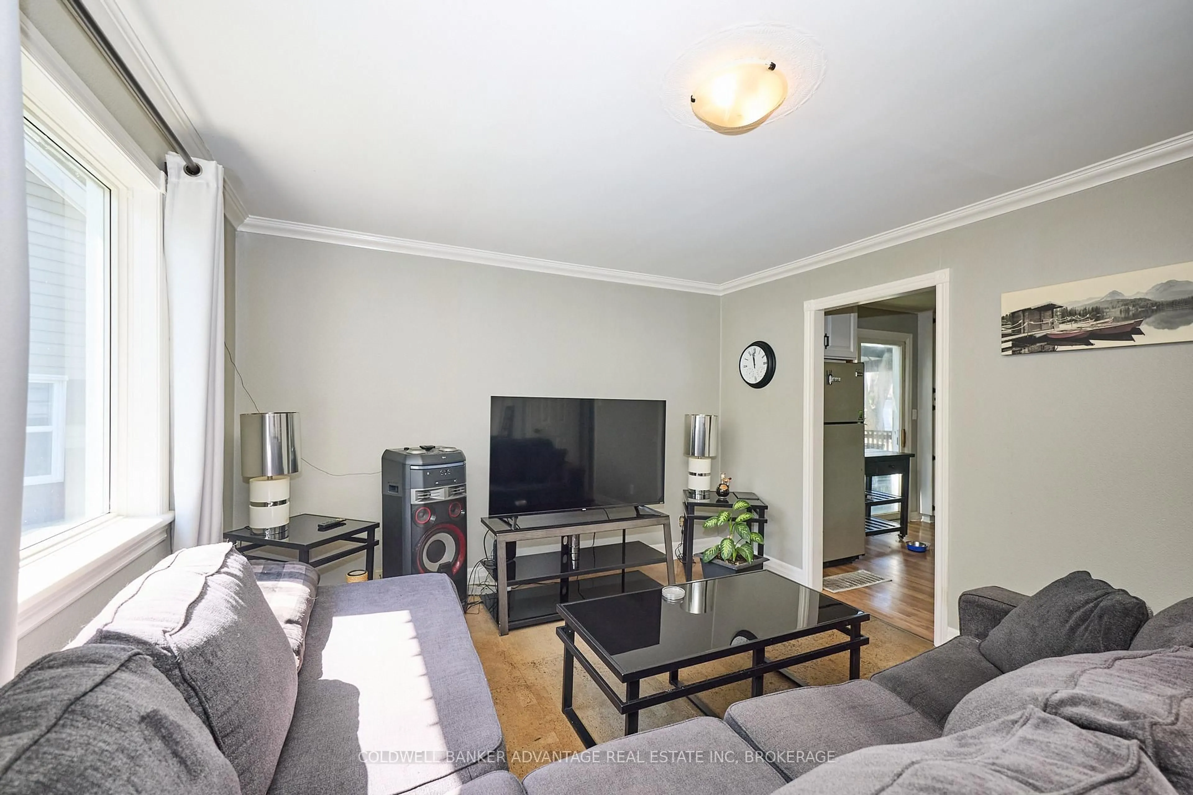 Living room with furniture, wood/laminate floor for 41 Dunkirk Crt, Welland Ontario L3B 4W1
