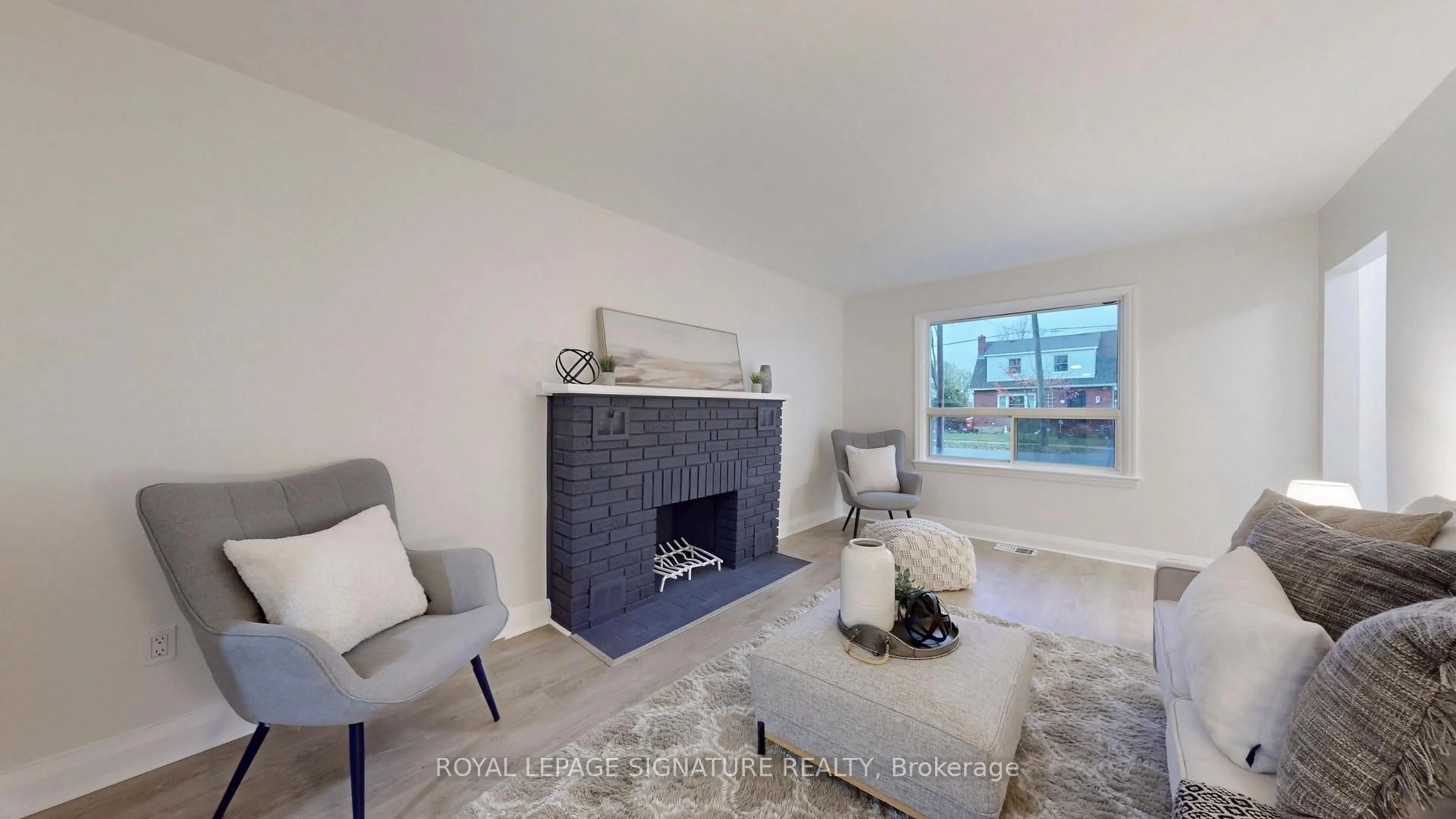 Living room with furniture, unknown for 347 Caddy St, Peterborough Ontario K9H 1M2