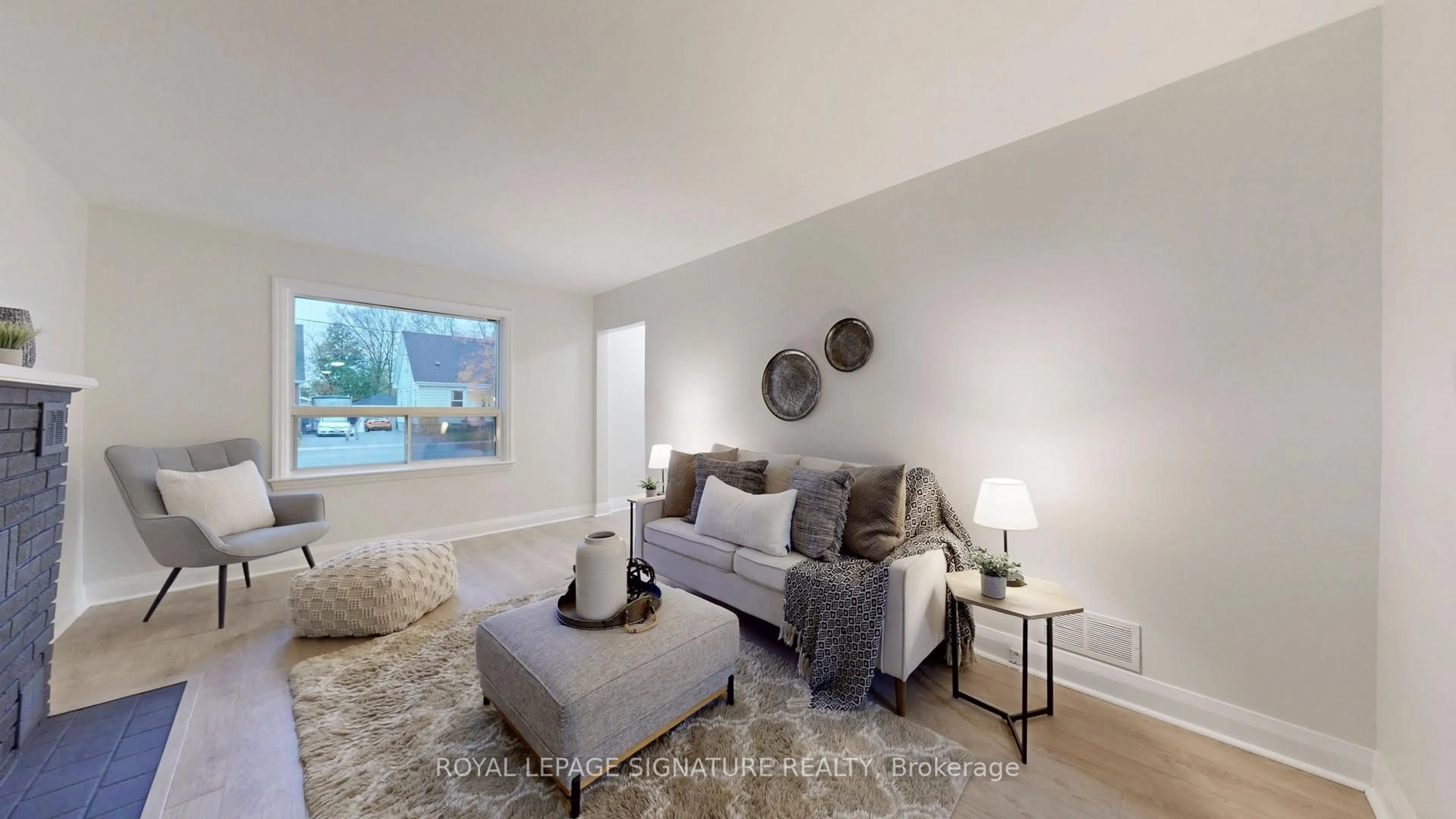 Living room with furniture, unknown for 347 Caddy St, Peterborough Ontario K9H 1M2