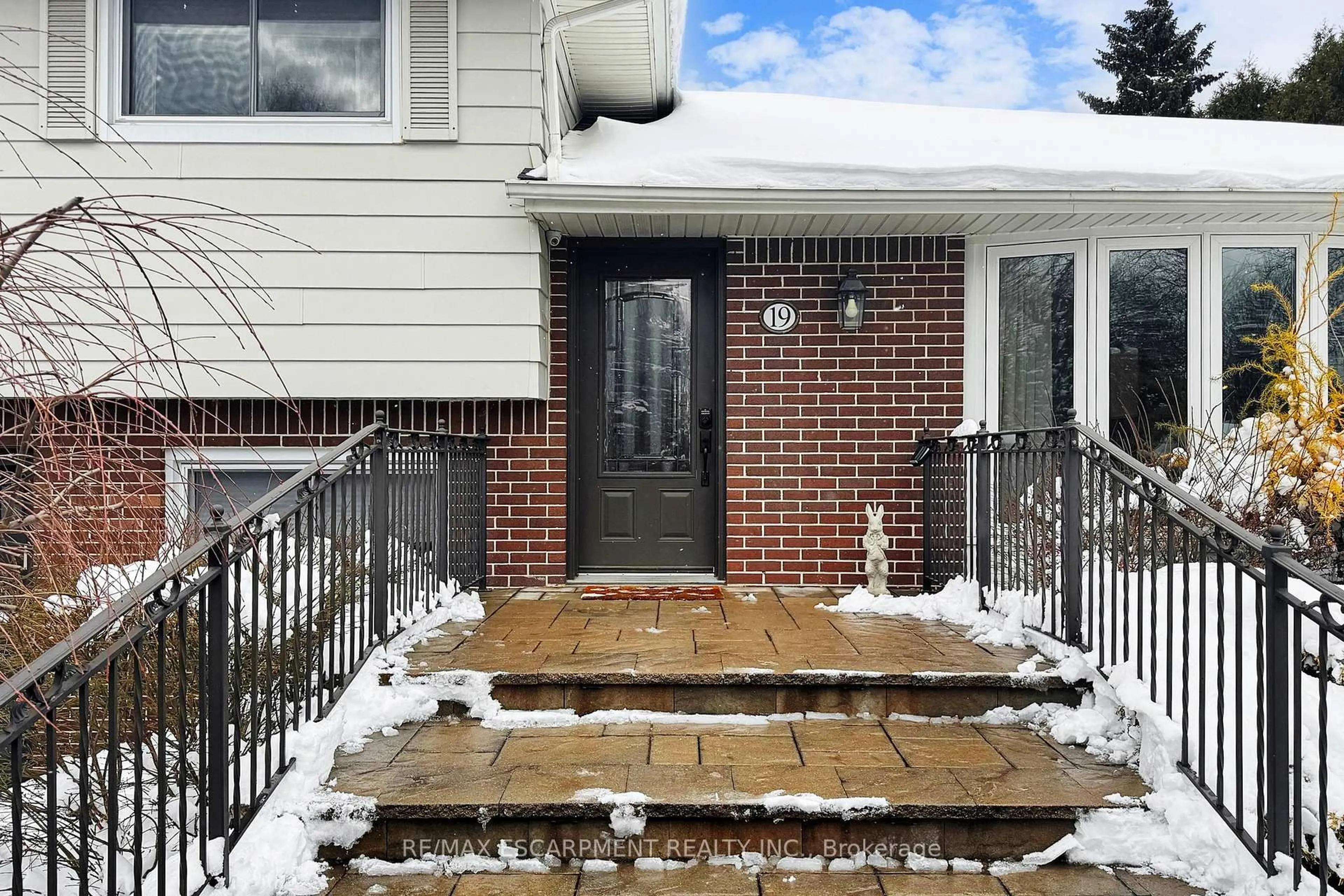 Unknown for 19 Douglas Rd, Hamilton Ontario L9G 2E2