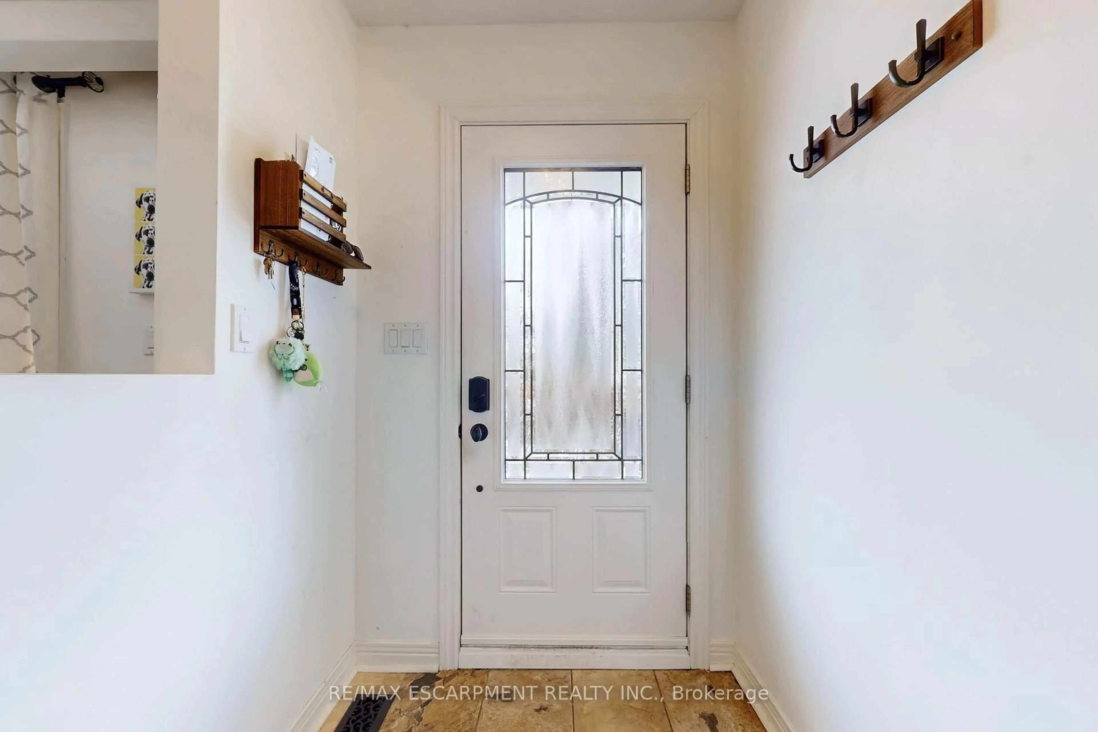 Indoor entryway for 19 Douglas Rd, Hamilton Ontario L9G 2E2