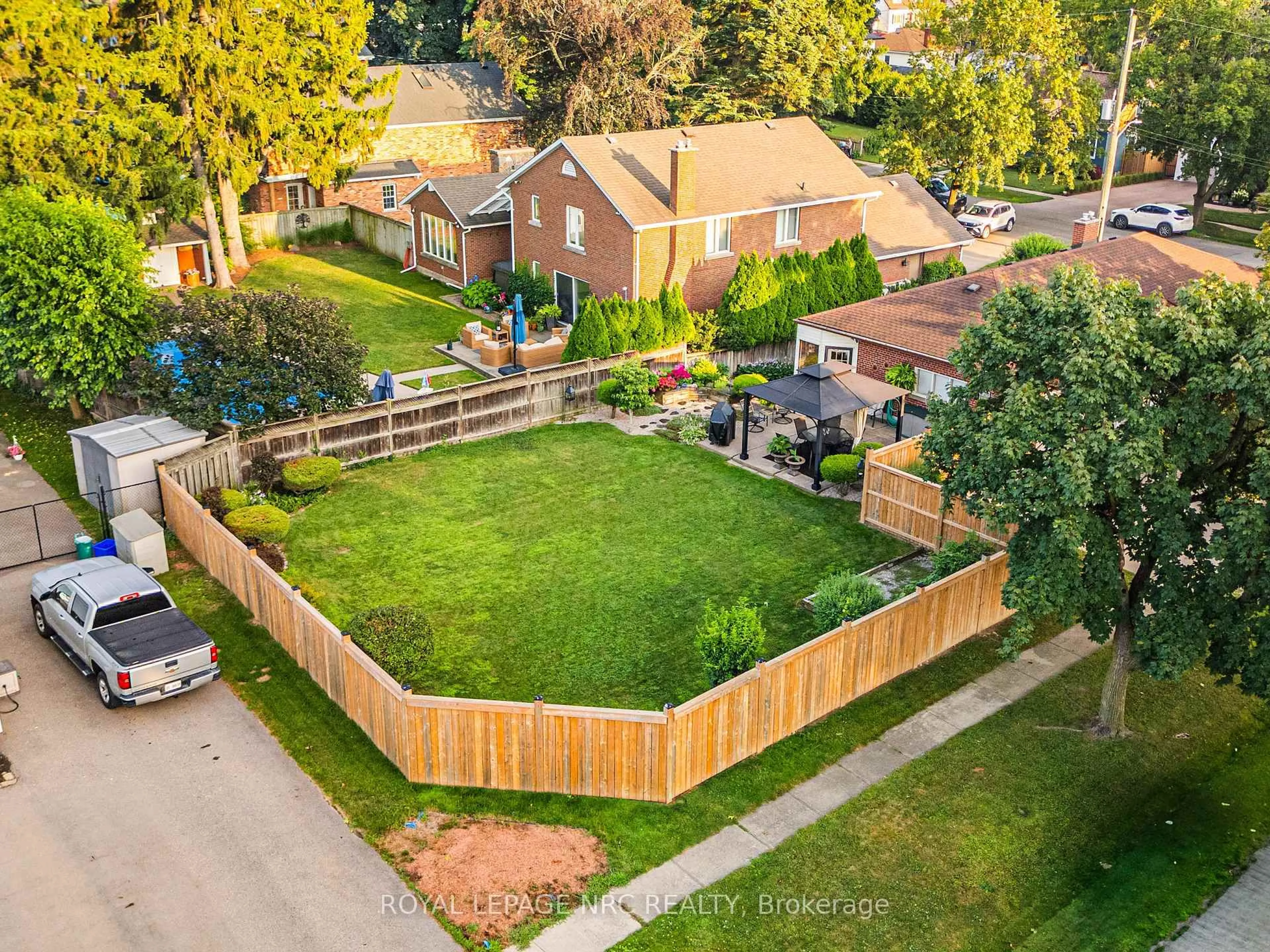 A pic from outside/outdoor area/front of a property/back of a property/a pic from drone, unknown for 6 Maplewood Dr, St. Catharines Ontario L2M 3P1