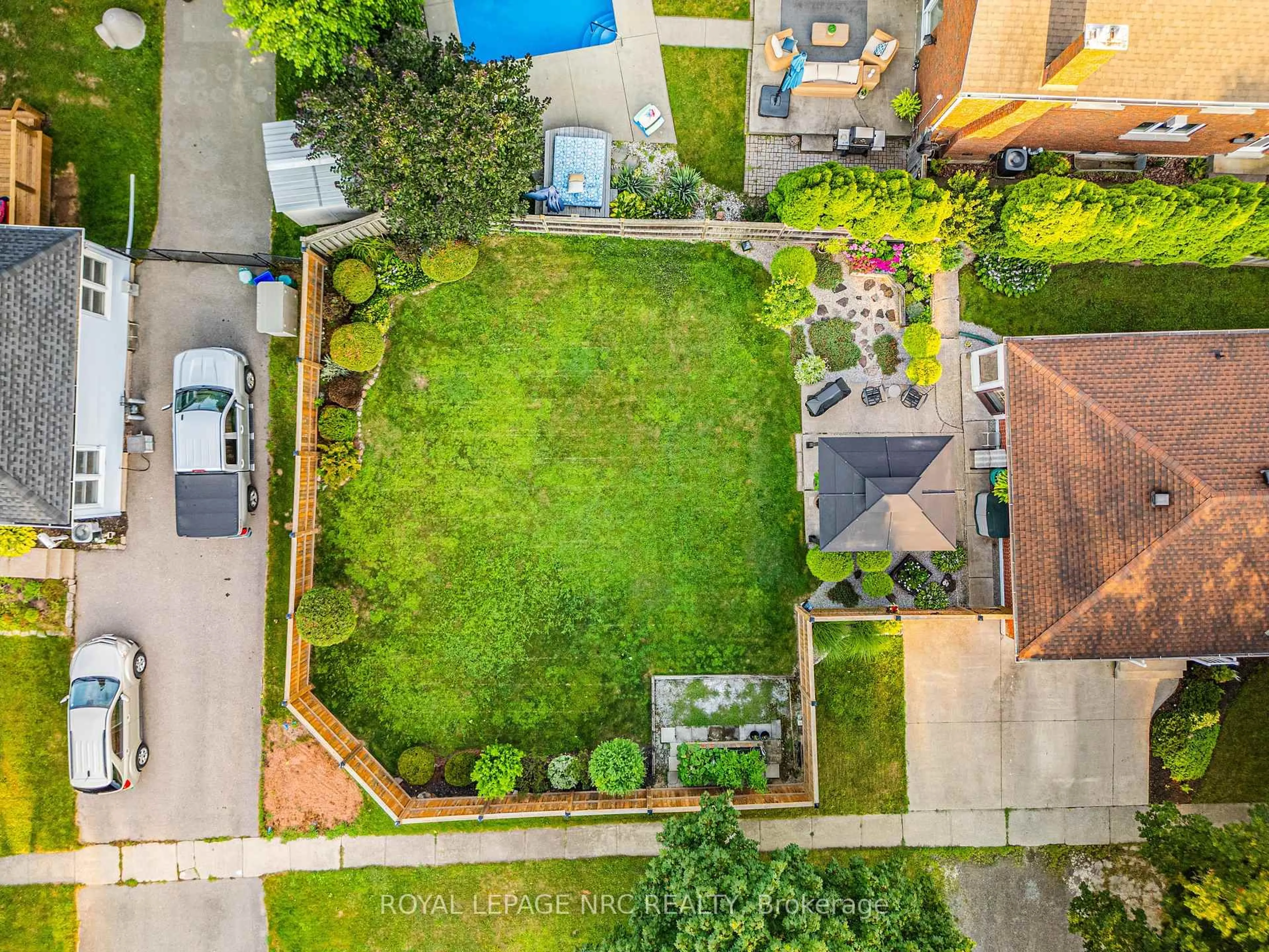A pic from outside/outdoor area/front of a property/back of a property/a pic from drone, street for 6 Maplewood Dr, St. Catharines Ontario L2M 3P1