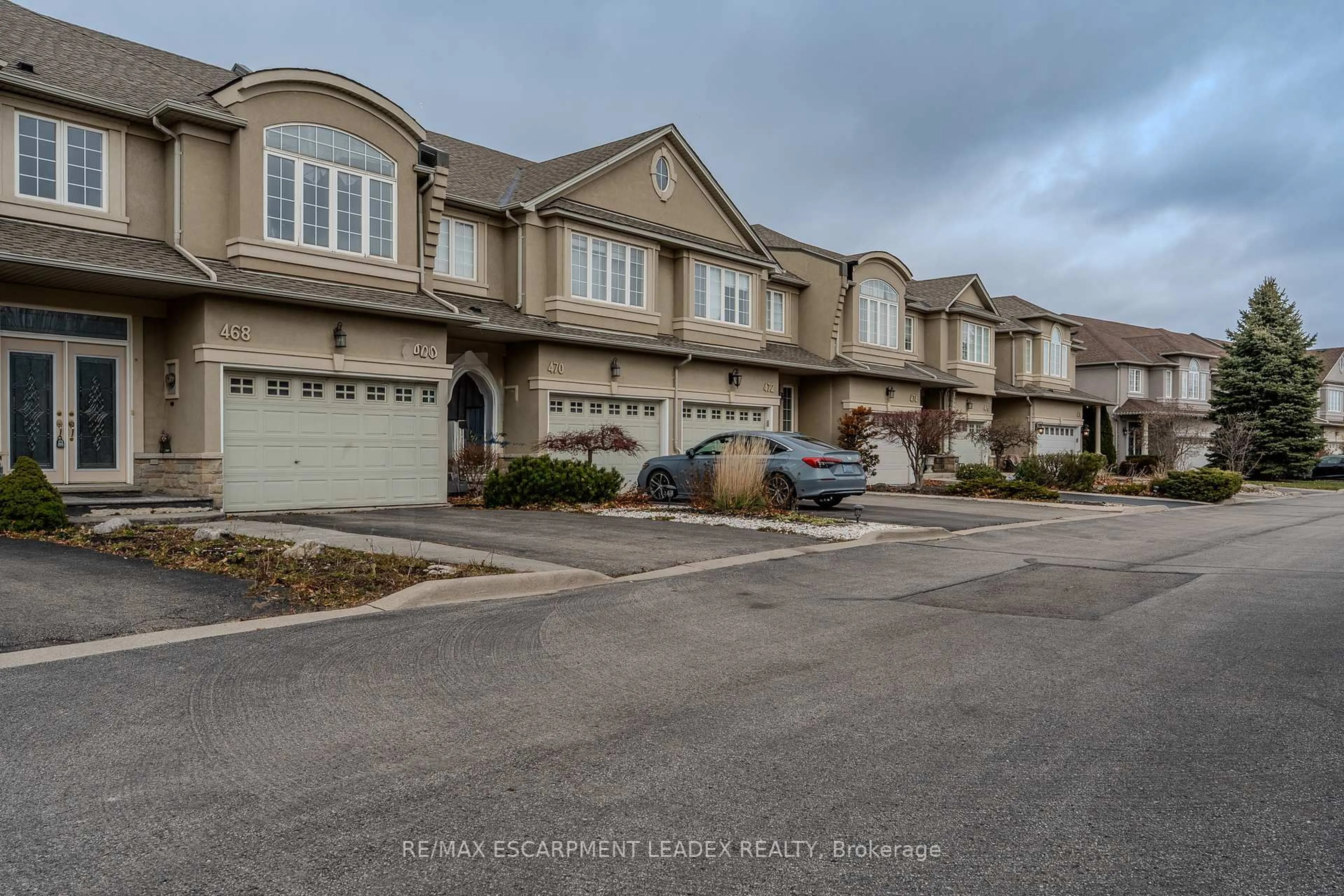 A pic from outside/outdoor area/front of a property/back of a property/a pic from drone, street for 468 Stonehenge Dr, Hamilton Ontario L9K 1S7