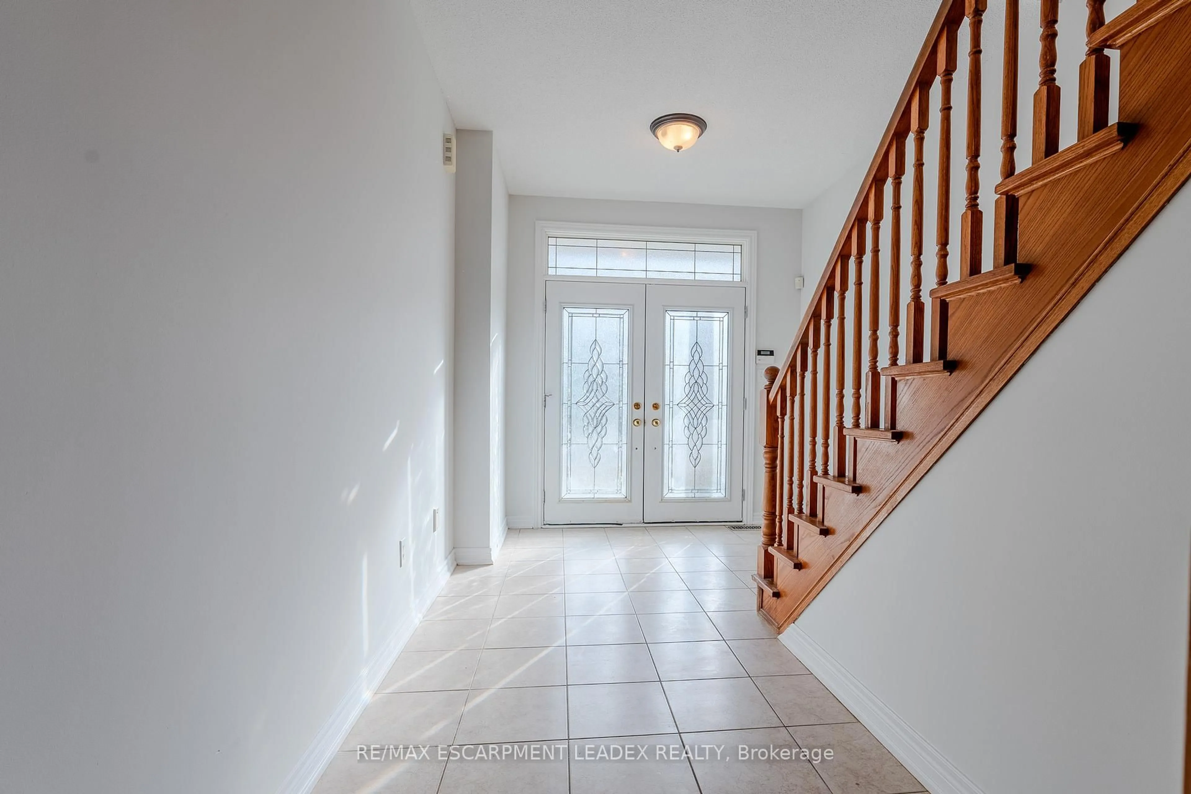 Indoor entryway for 468 Stonehenge Dr, Hamilton Ontario L9K 1S7