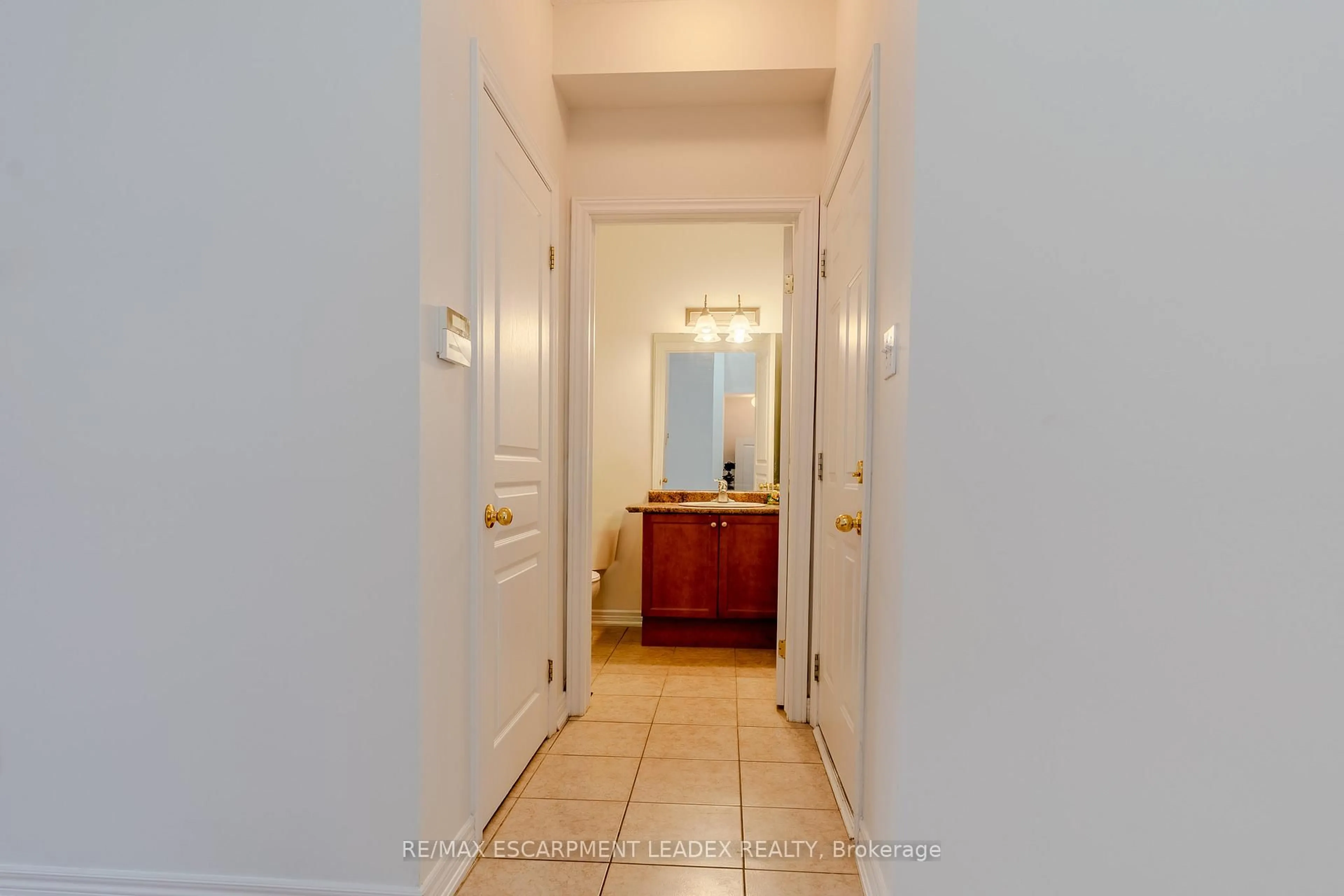 Indoor entryway for 468 Stonehenge Dr, Hamilton Ontario L9K 1S7