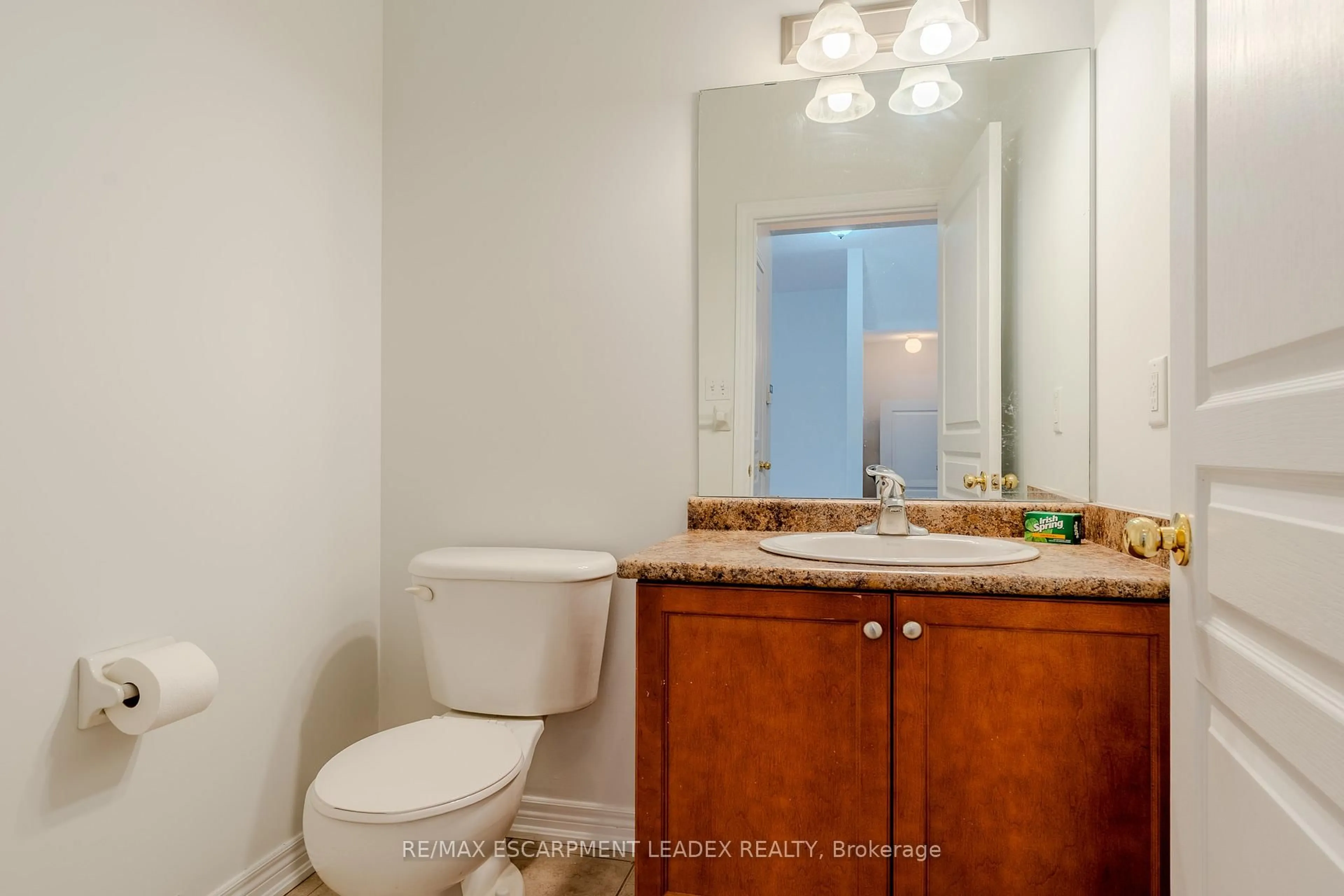 Standard bathroom, ceramic/tile floor for 468 Stonehenge Dr, Hamilton Ontario L9K 1S7