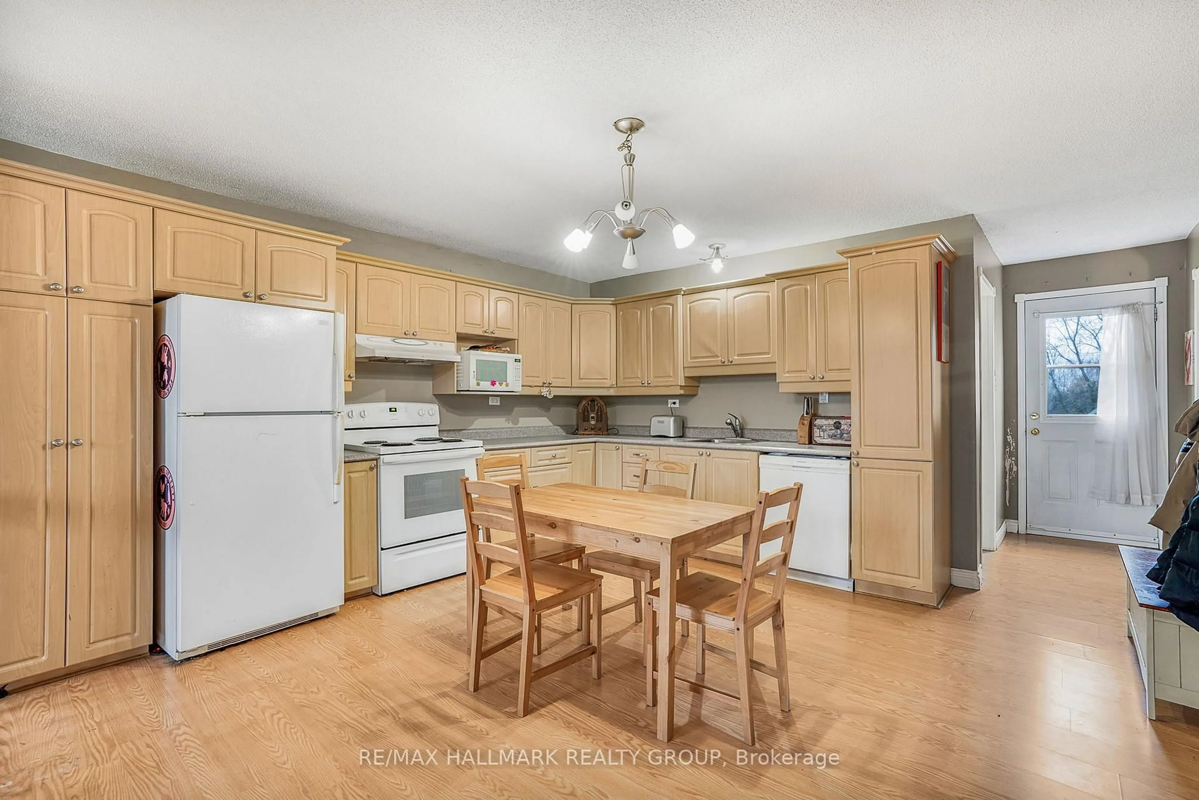 Standard kitchen, wood/laminate floor for 4837 county road 14 Rd, Hawkesbury Ontario K0B 1P0
