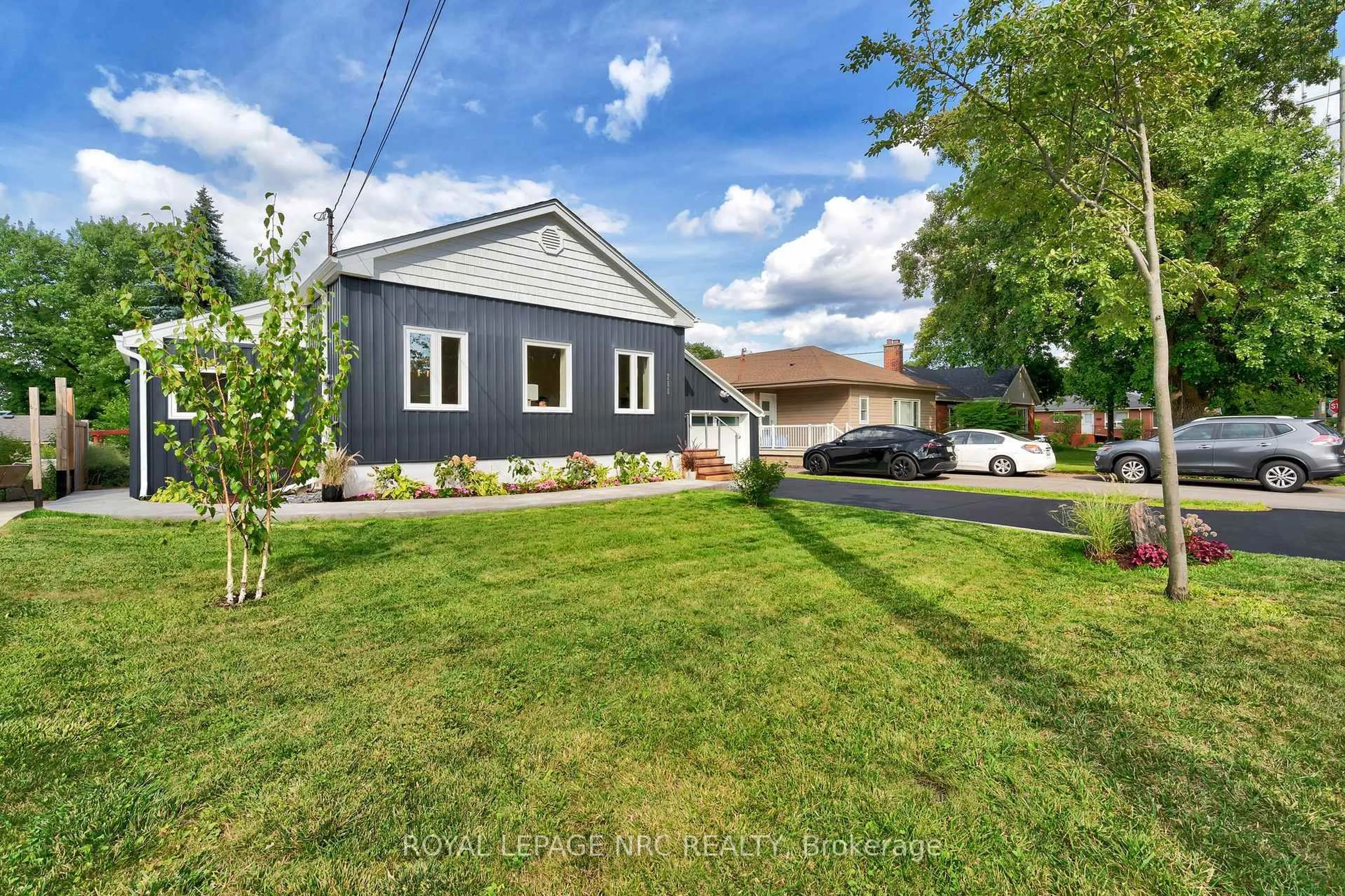 A pic from outside/outdoor area/front of a property/back of a property/a pic from drone, street for 260 Sanatorium Rd, Hamilton Ontario L9C 1Z9