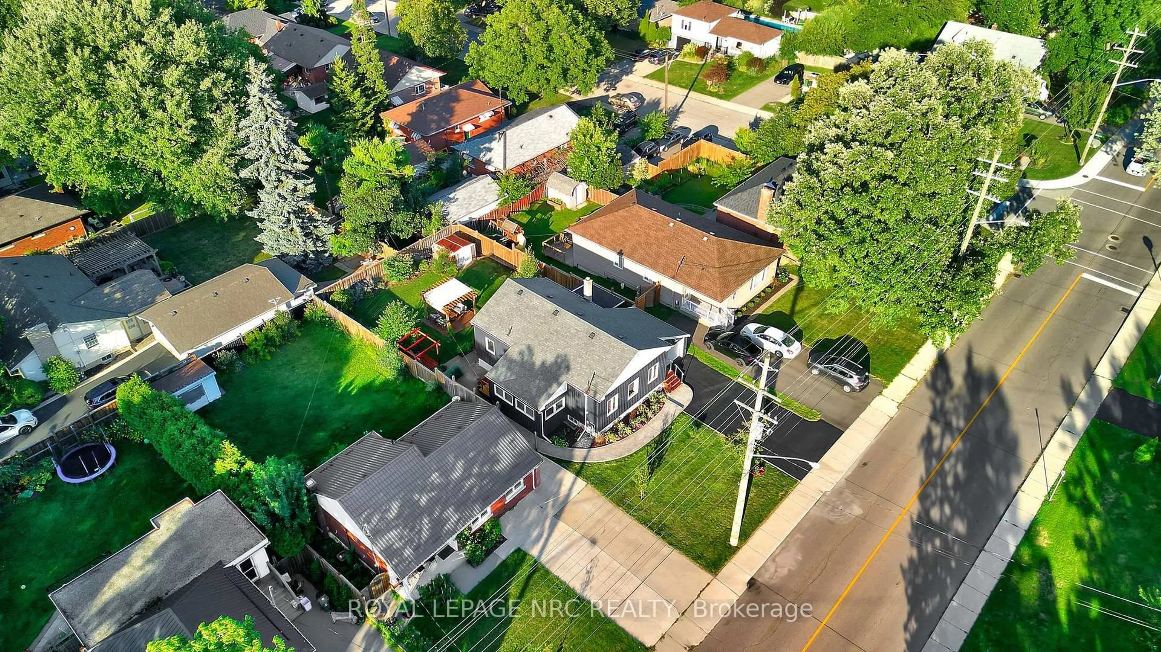 A pic from outside/outdoor area/front of a property/back of a property/a pic from drone, street for 260 Sanatorium Rd, Hamilton Ontario L9C 1Z9