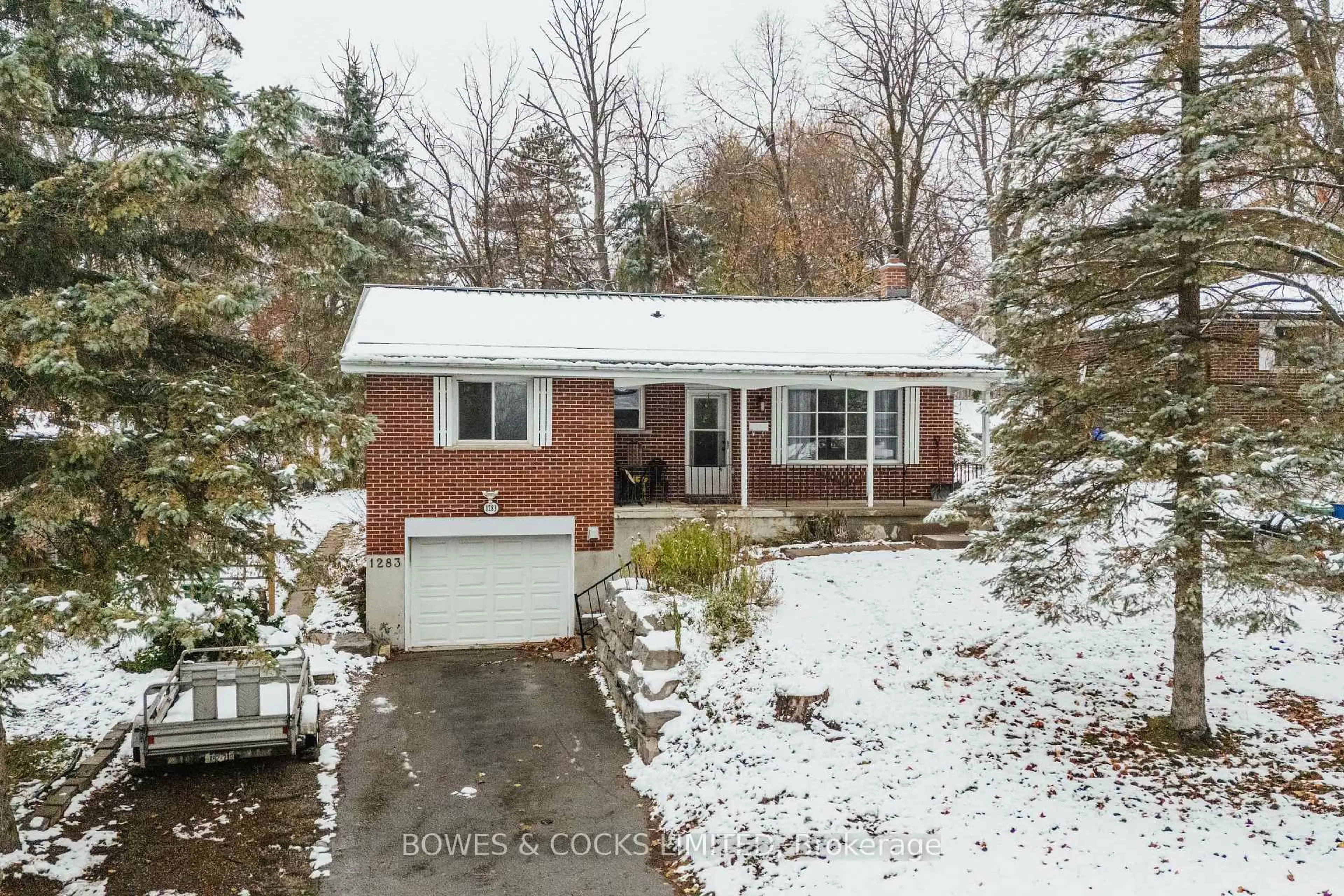 A pic from outside/outdoor area/front of a property/back of a property/a pic from drone, street for 1283 Amundsen Ave, Peterborough Ontario K9H 6T5