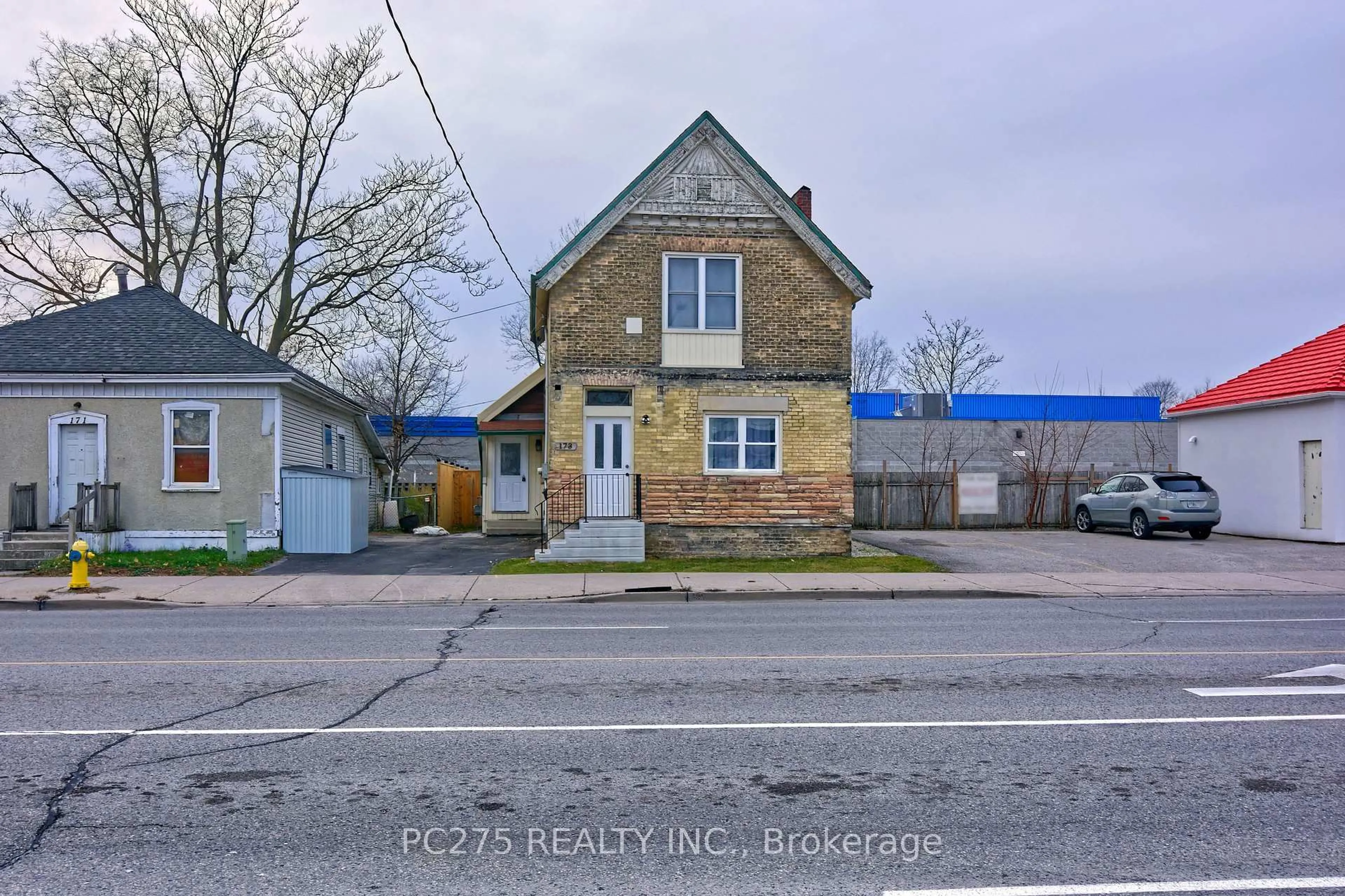 A pic from outside/outdoor area/front of a property/back of a property/a pic from drone, street for 173 Adelaide St, London East Ontario N6B 3H1