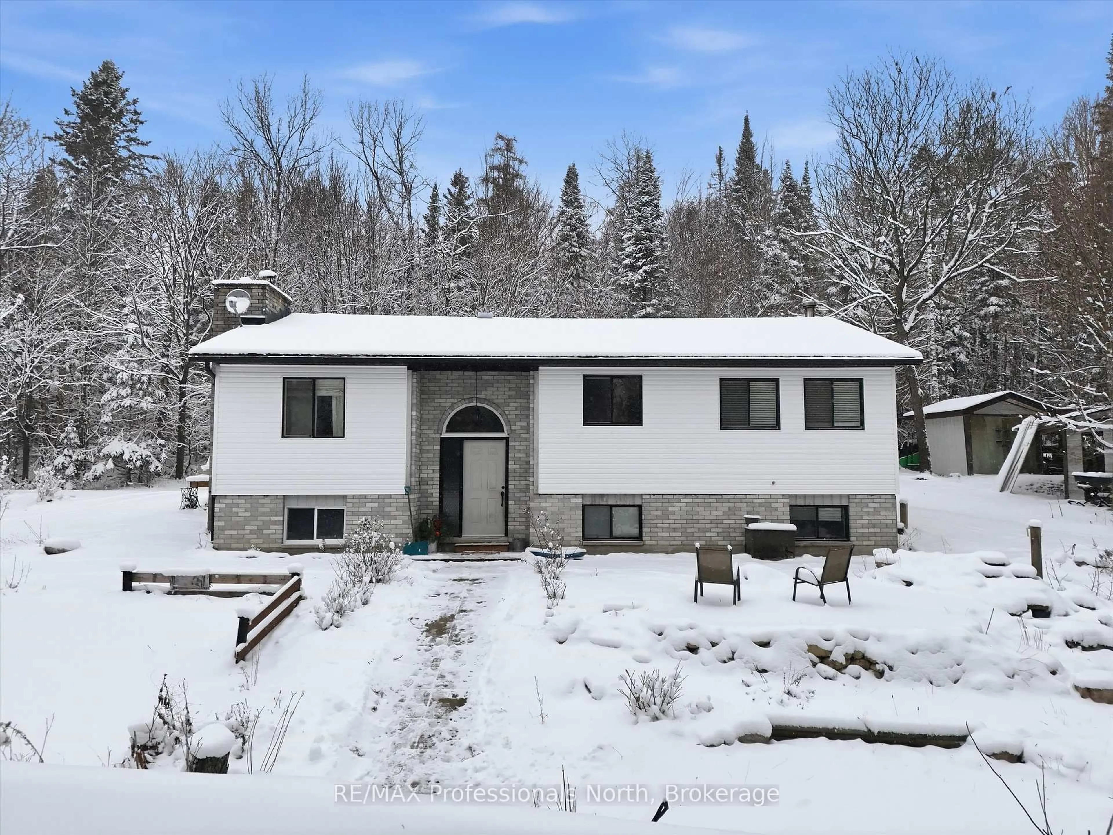 A pic from outside/outdoor area/front of a property/back of a property/a pic from drone, unknown for 966 Boundary Rd, Huntsville Ontario P0A 1R0