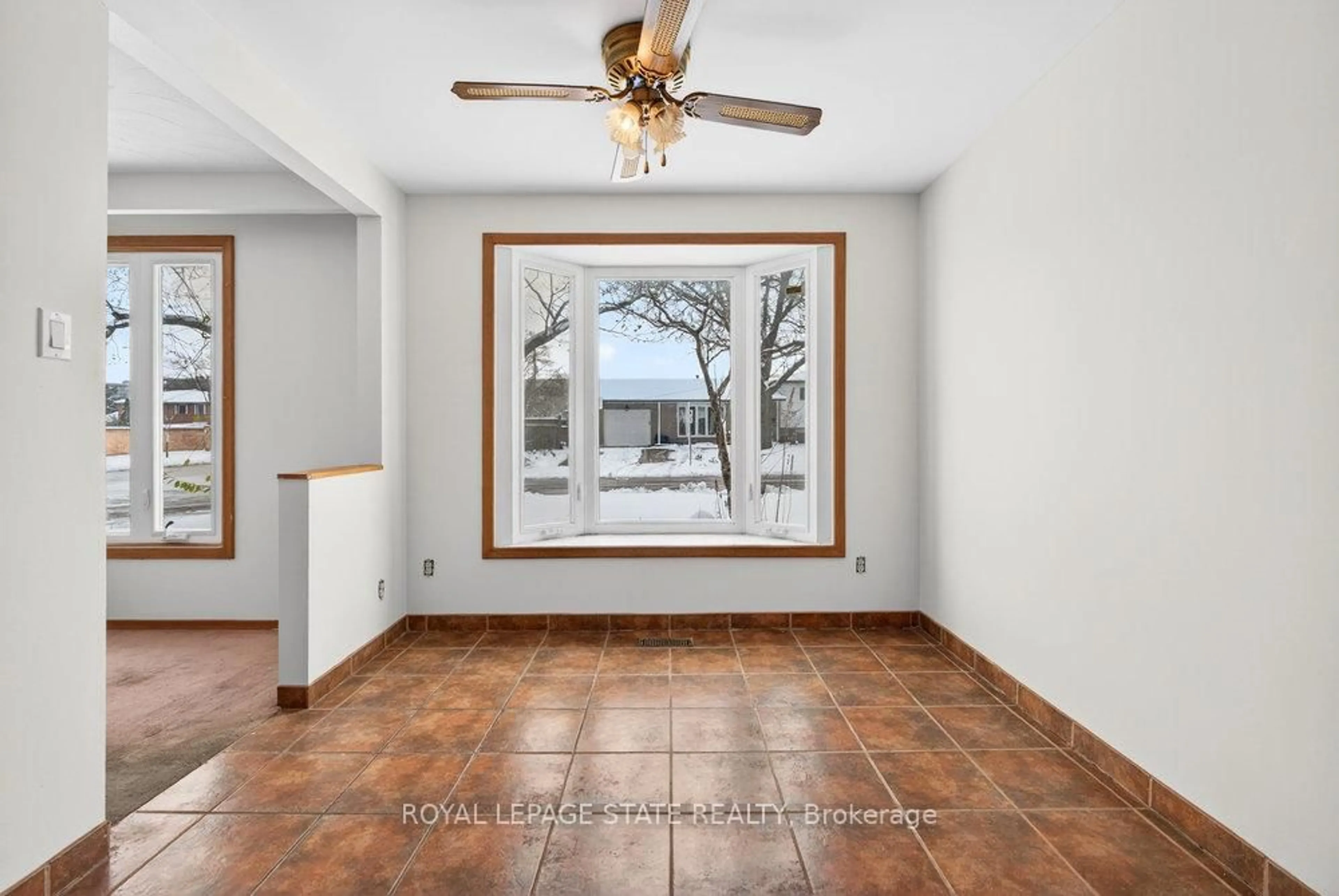 Indoor entryway for 2 Country Club Dr, Hamilton Ontario L8K 5W2