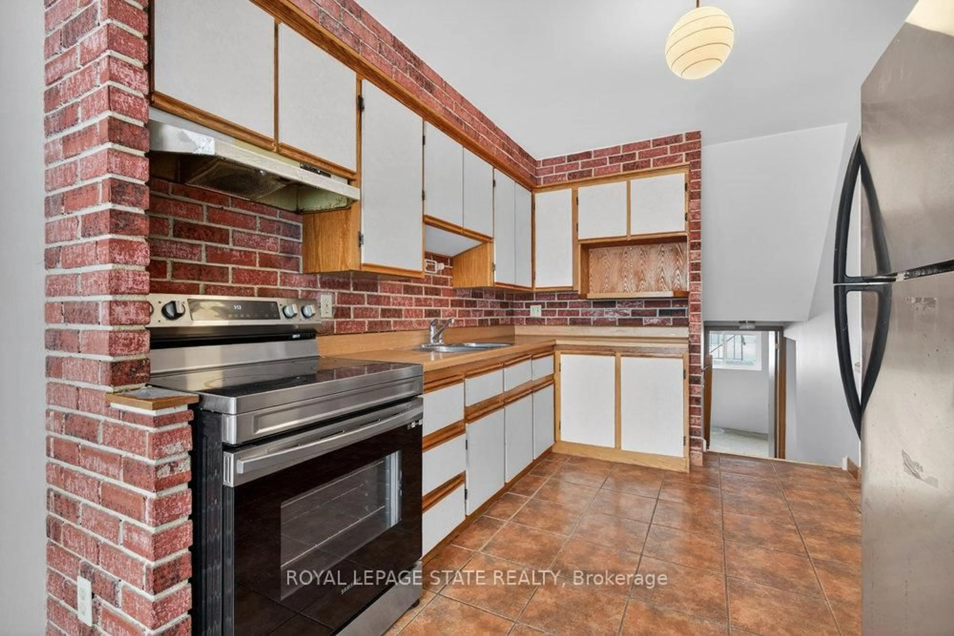 Standard kitchen, ceramic/tile floor for 2 Country Club Dr, Hamilton Ontario L8K 5W2