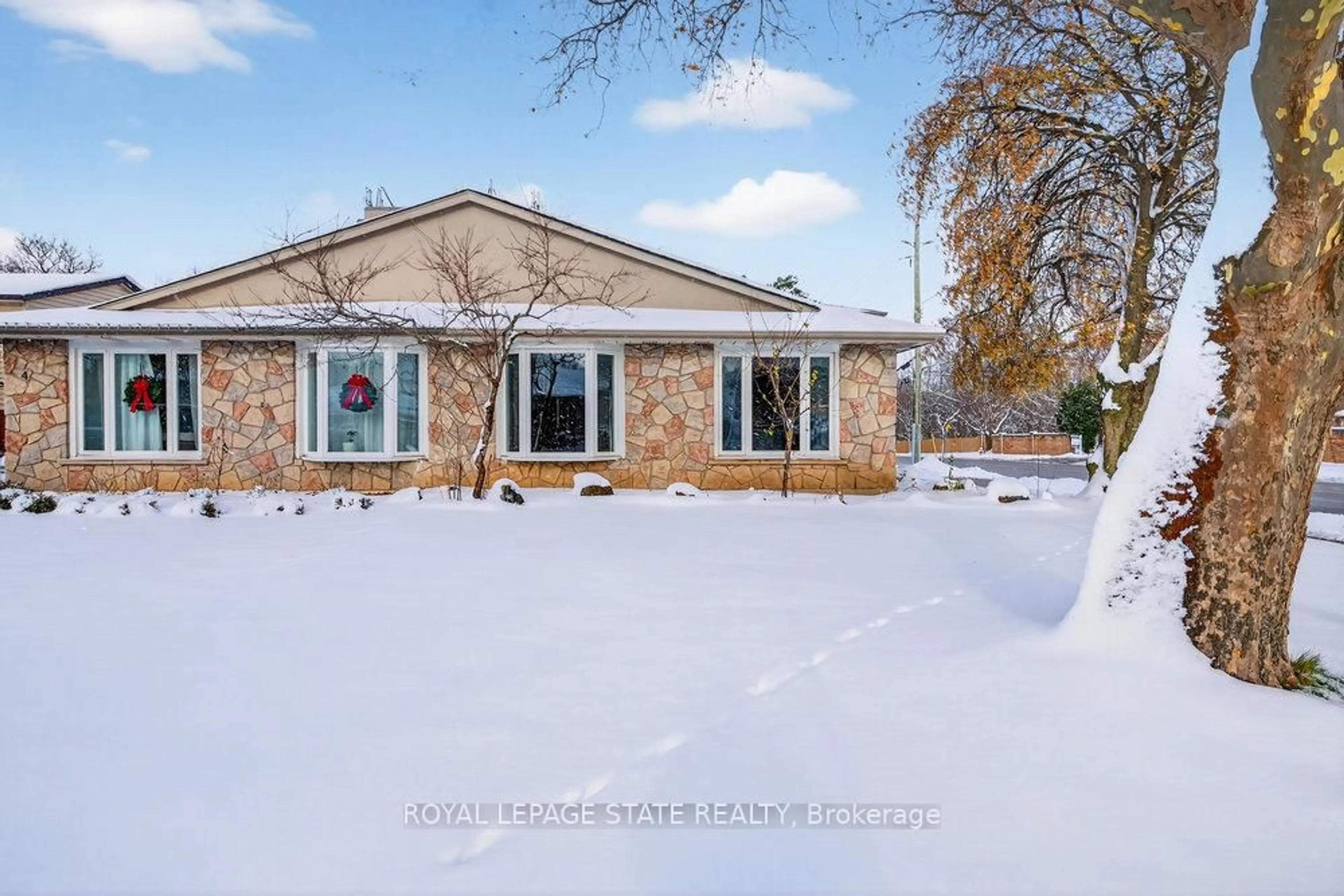 A pic from outside/outdoor area/front of a property/back of a property/a pic from drone, street for 2 Country Club Dr, Hamilton Ontario L8K 5W2