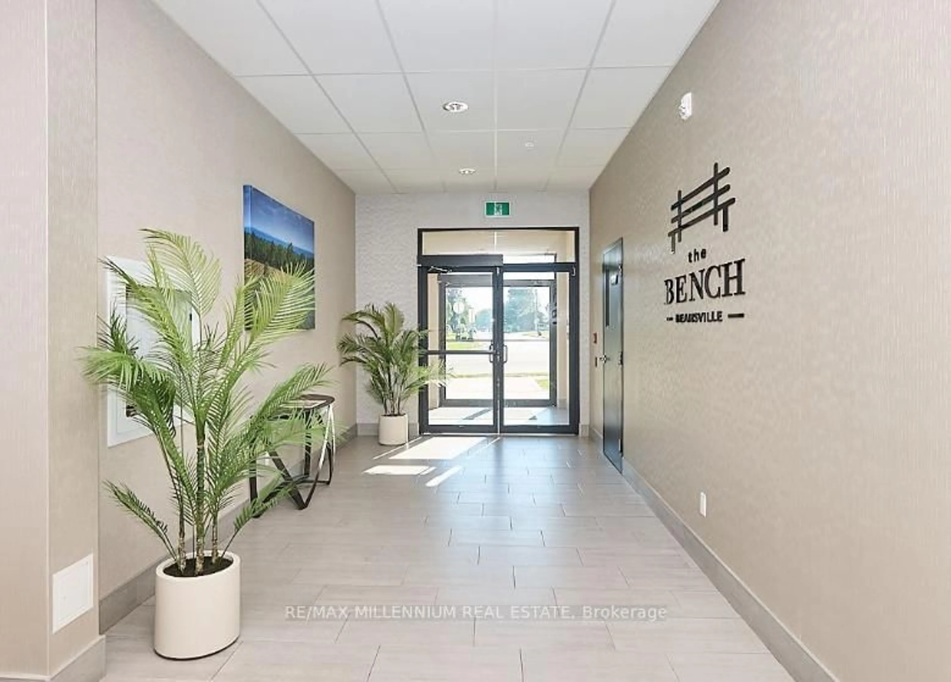 Indoor foyer for 4514 Ontario St #405, Lincoln Ontario L3J 2J4