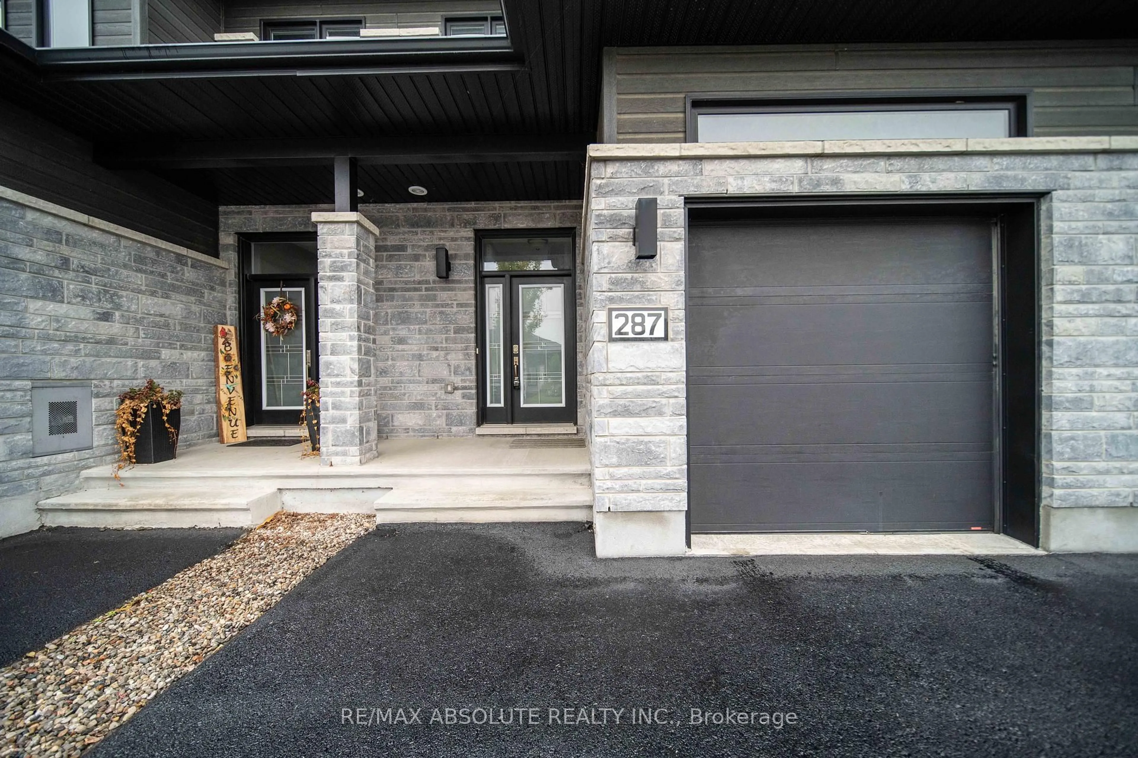 Indoor entryway for 287 Belfort St, Russell Ontario K0A 1W0
