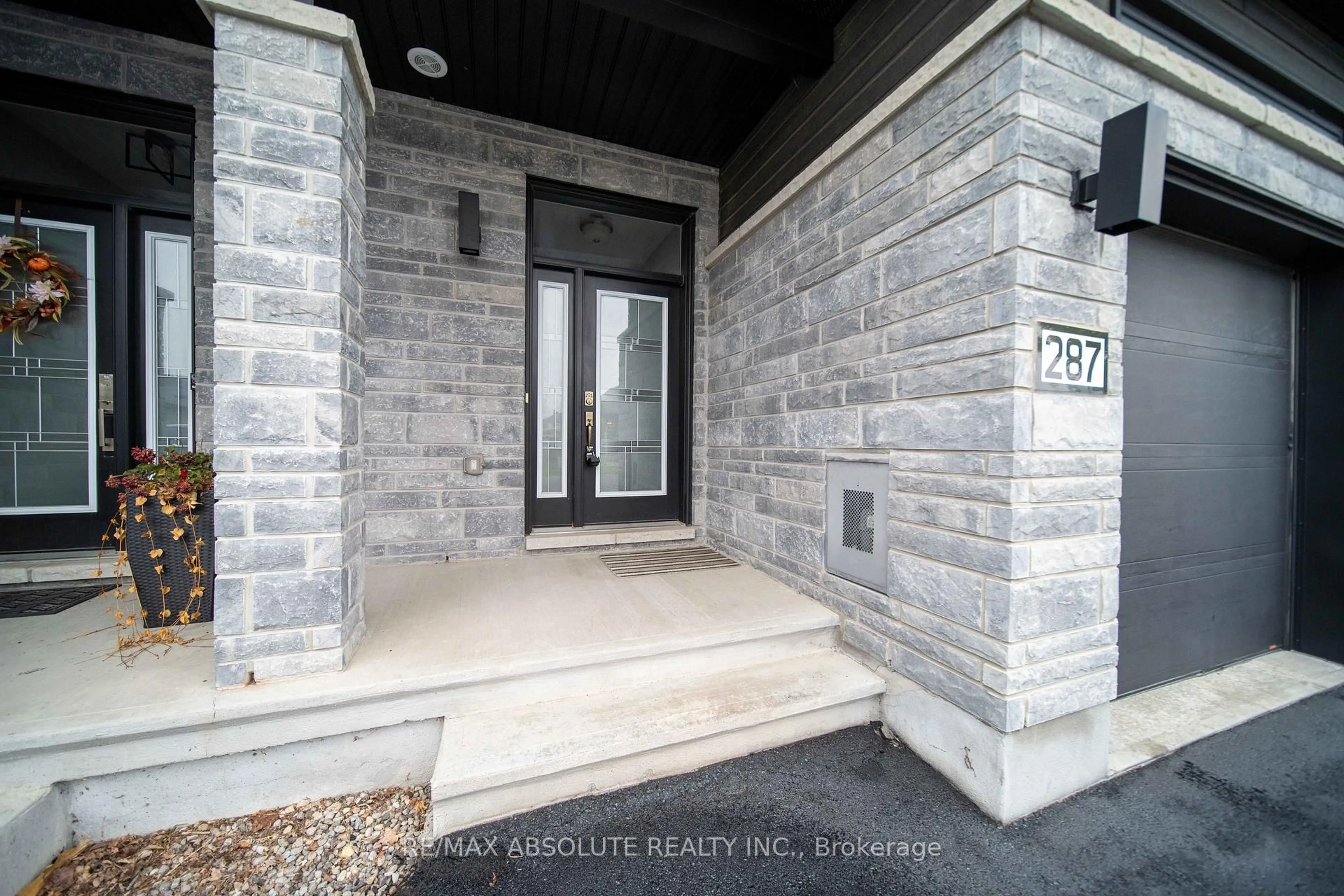 Indoor entryway for 287 Belfort St, Russell Ontario K0A 1W0