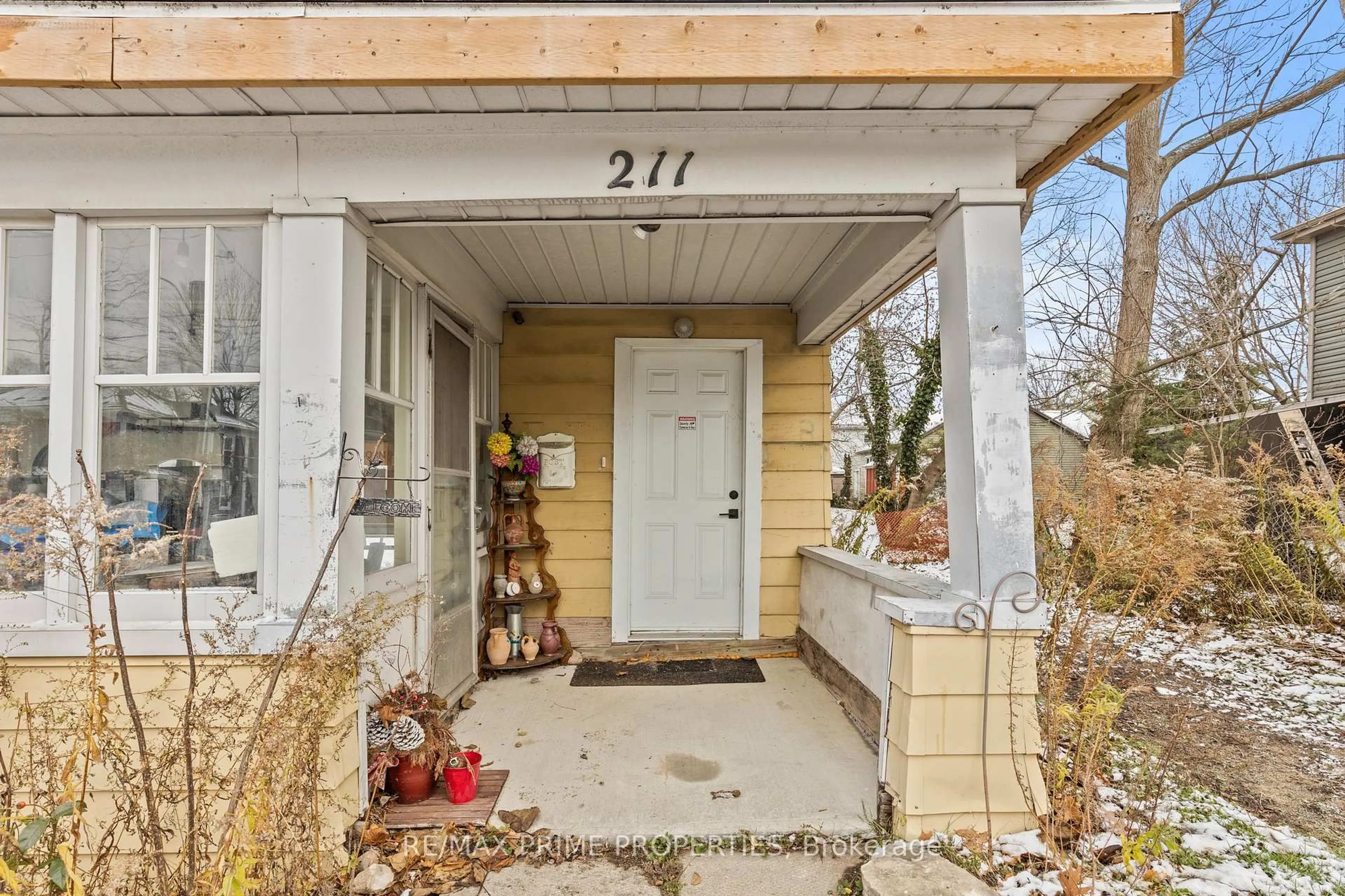 Indoor entryway for 211 Forest St, Haldimand Ontario N1A 1P2