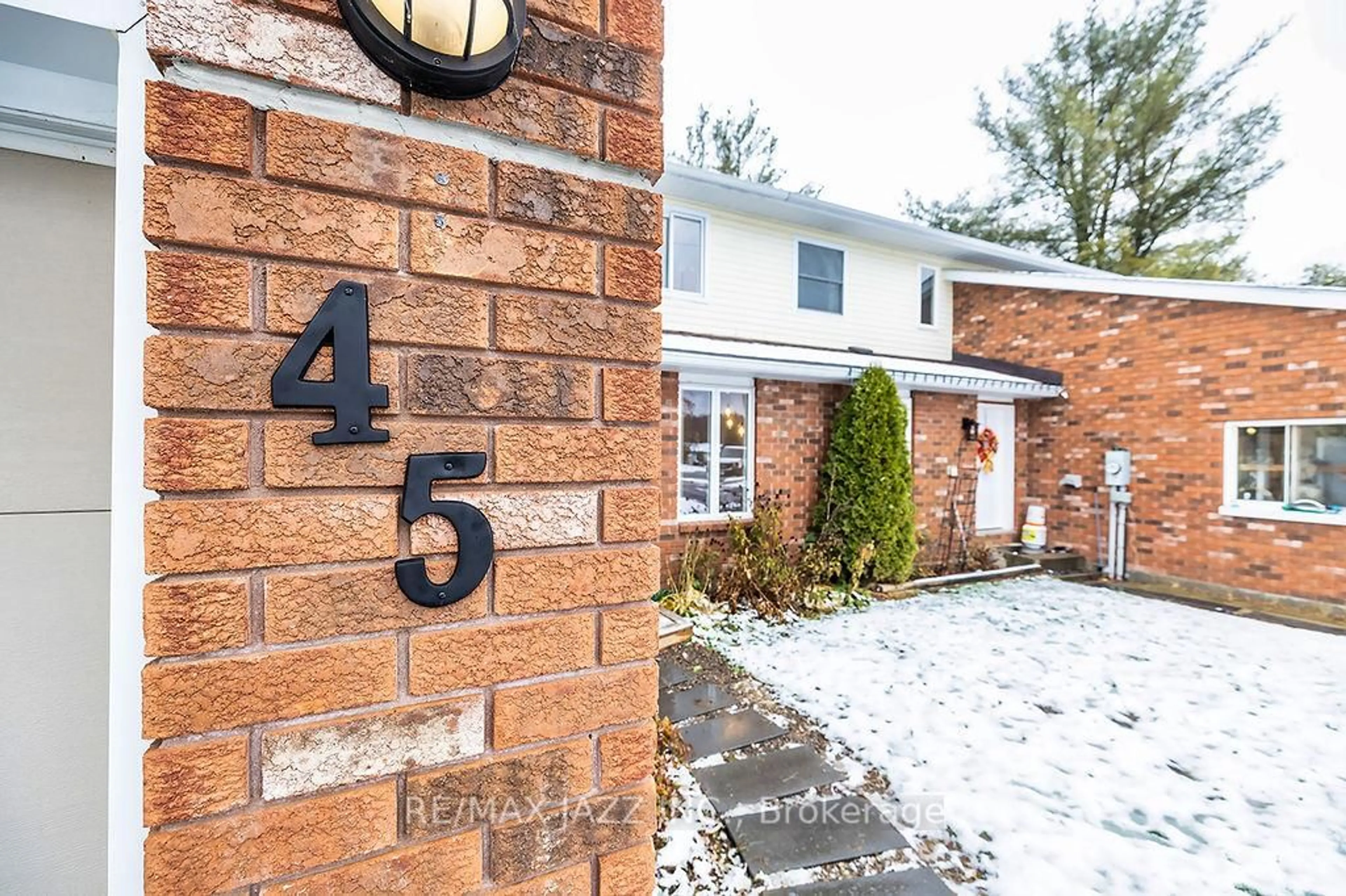 Home with brick exterior material, street for 45 Milton St, Bracebridge Ontario P1L 1G9