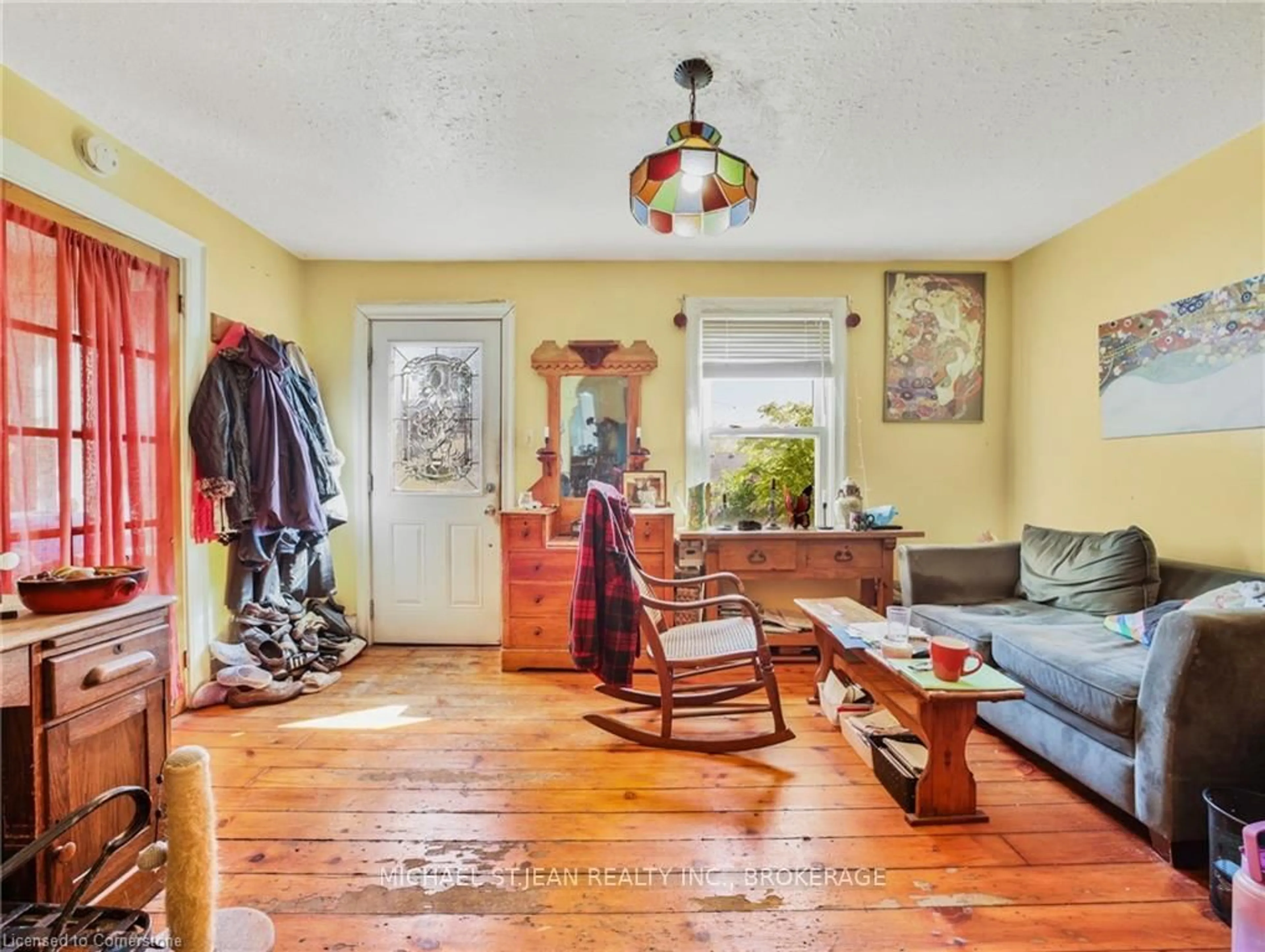 A pic of a room for 30 Lochearne St, Hamilton Ontario L8R 1V8