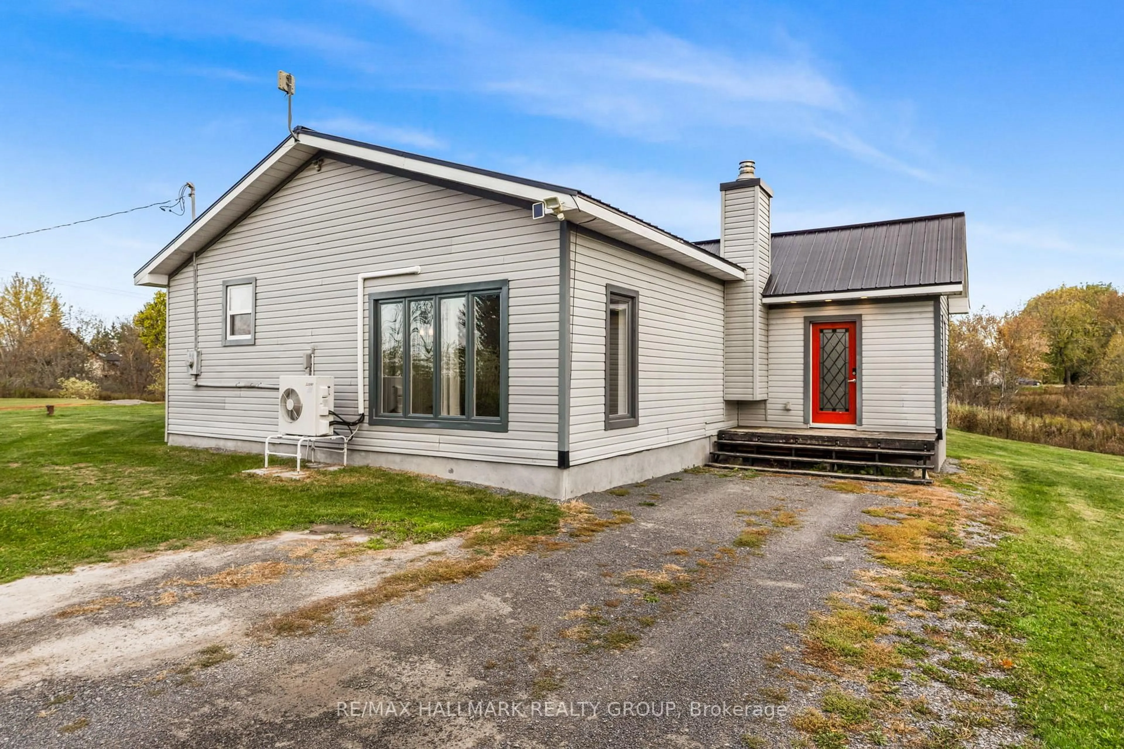 A pic from outside/outdoor area/front of a property/back of a property/a pic from drone, building for 2015 ADANAC Rd, The Nation Ontario K0B 1A0