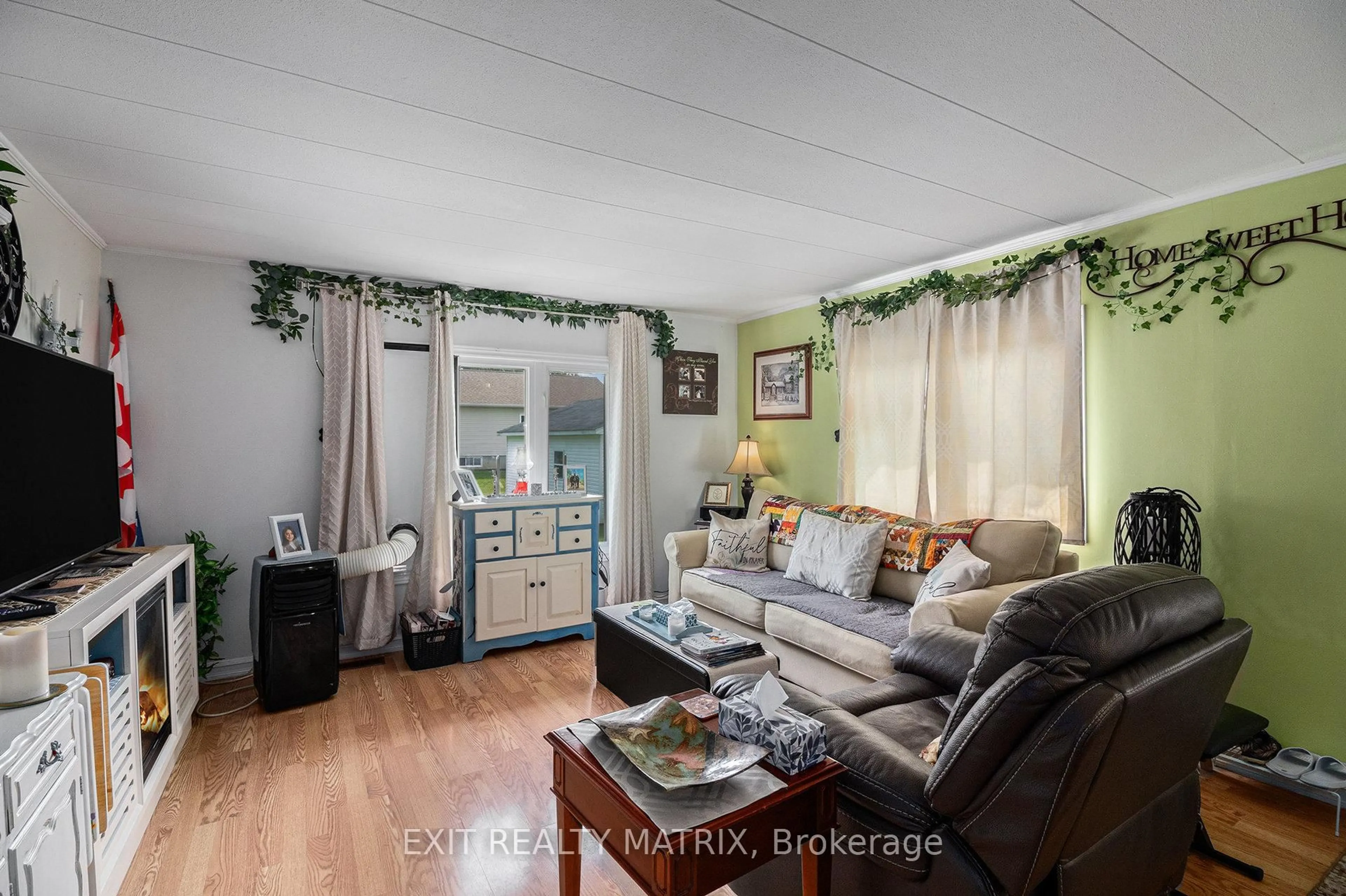 Living room with furniture, wood/laminate floor for 870 Concession 1 Rd, Alfred and Plantagenet Ontario K0B 1L0