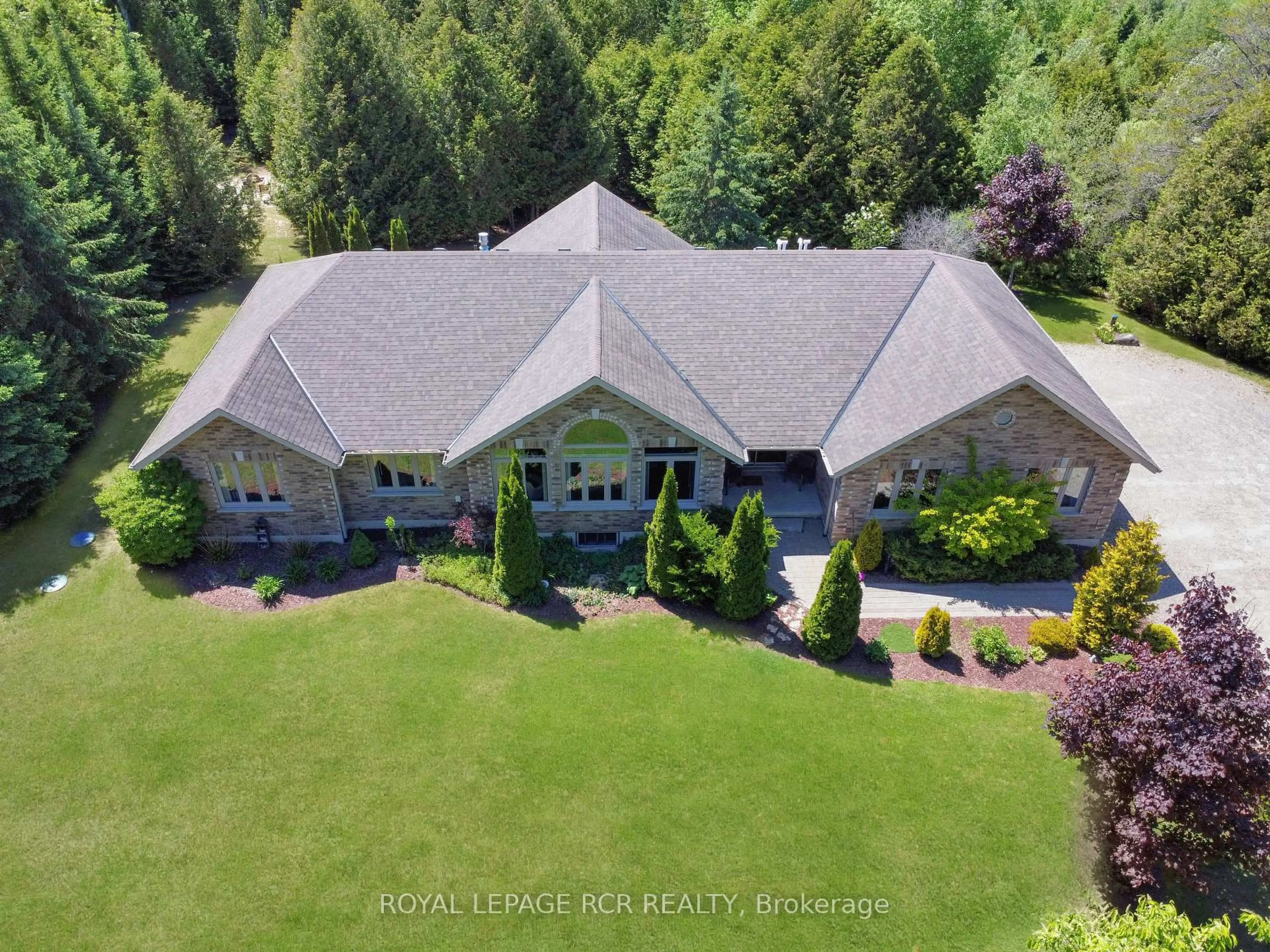 A pic from outside/outdoor area/front of a property/back of a property/a pic from drone, unknown for 555374 Mono Amaranth Townline, Amaranth Ontario L9V 1L7