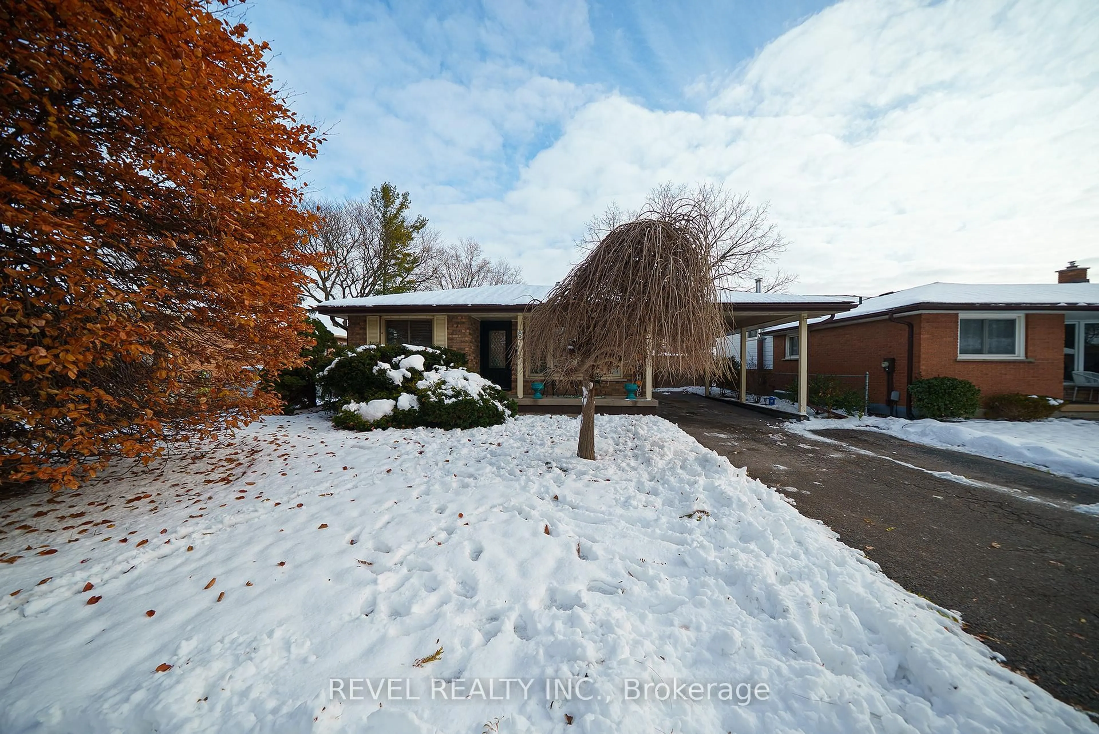 A pic from outside/outdoor area/front of a property/back of a property/a pic from drone, street for 5 Burdock Blvd, Brantford Ontario N3R 6B5