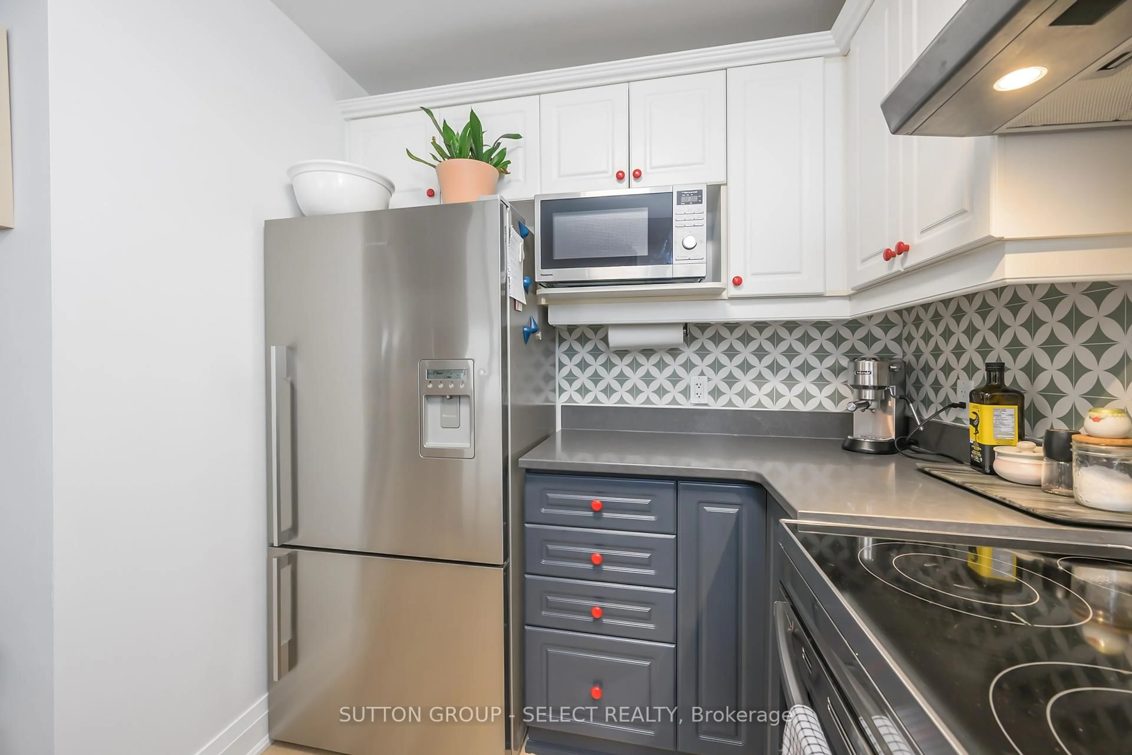 Standard kitchen, ceramic/tile floor for 544 Talbot St #903, London East Ontario N6A 0A8