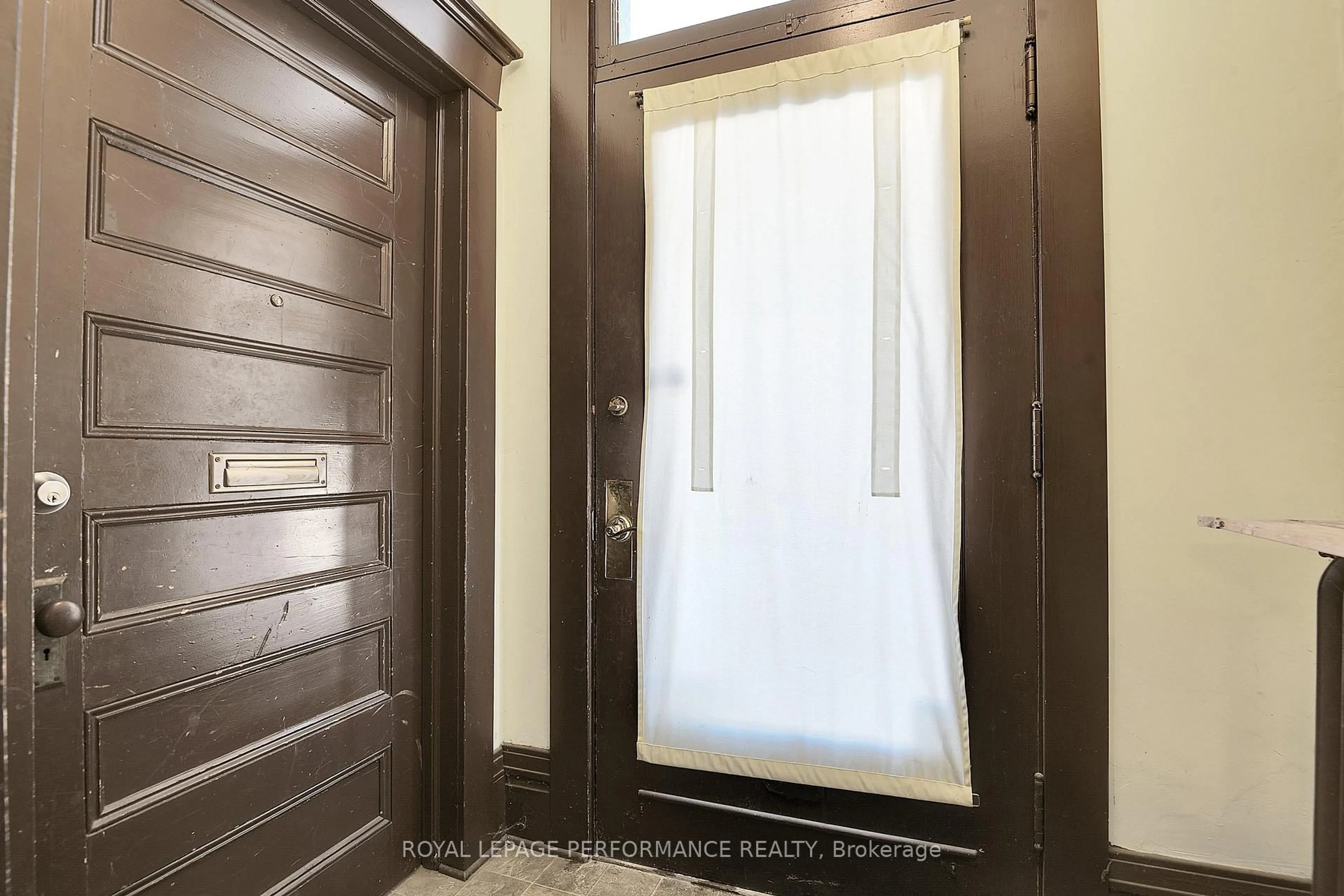 Indoor entryway for 66 Delaware Ave, Ottawa Ontario K2P 0Z3