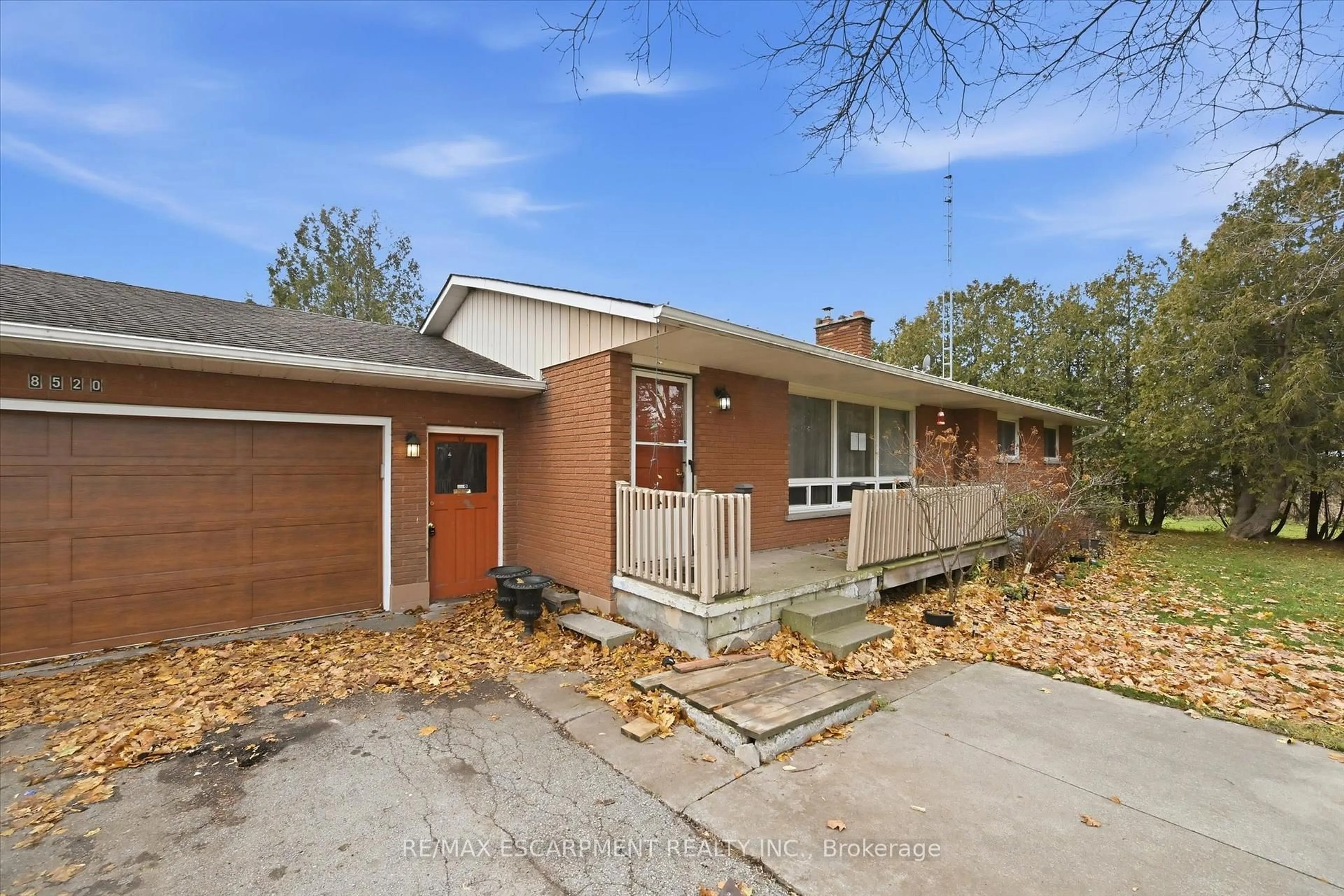 Home with brick exterior material, street for 8520 Sixteen Rd, West Lincoln Ontario L0R 1E0