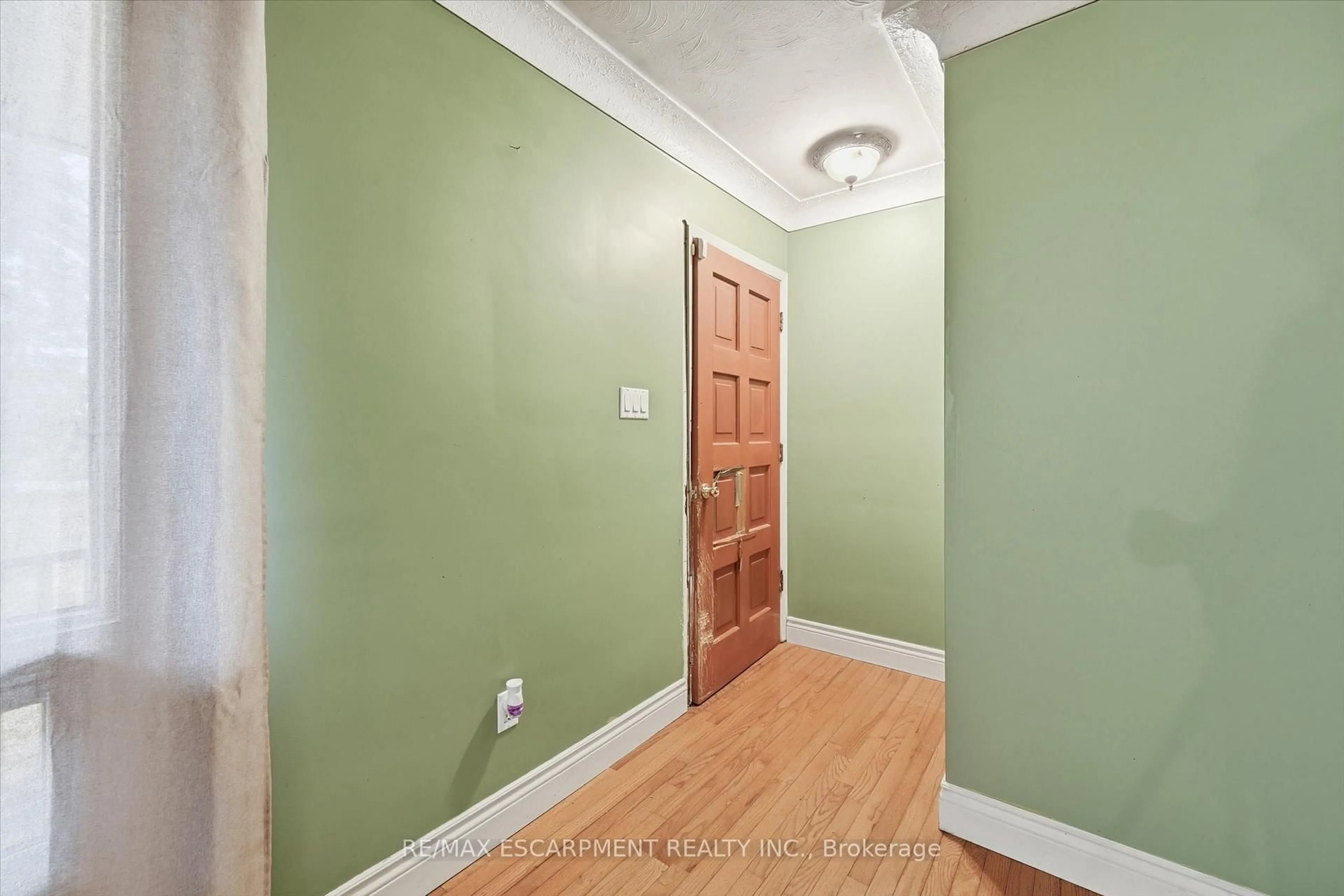 Indoor entryway for 8520 Sixteen Rd, West Lincoln Ontario L0R 1E0