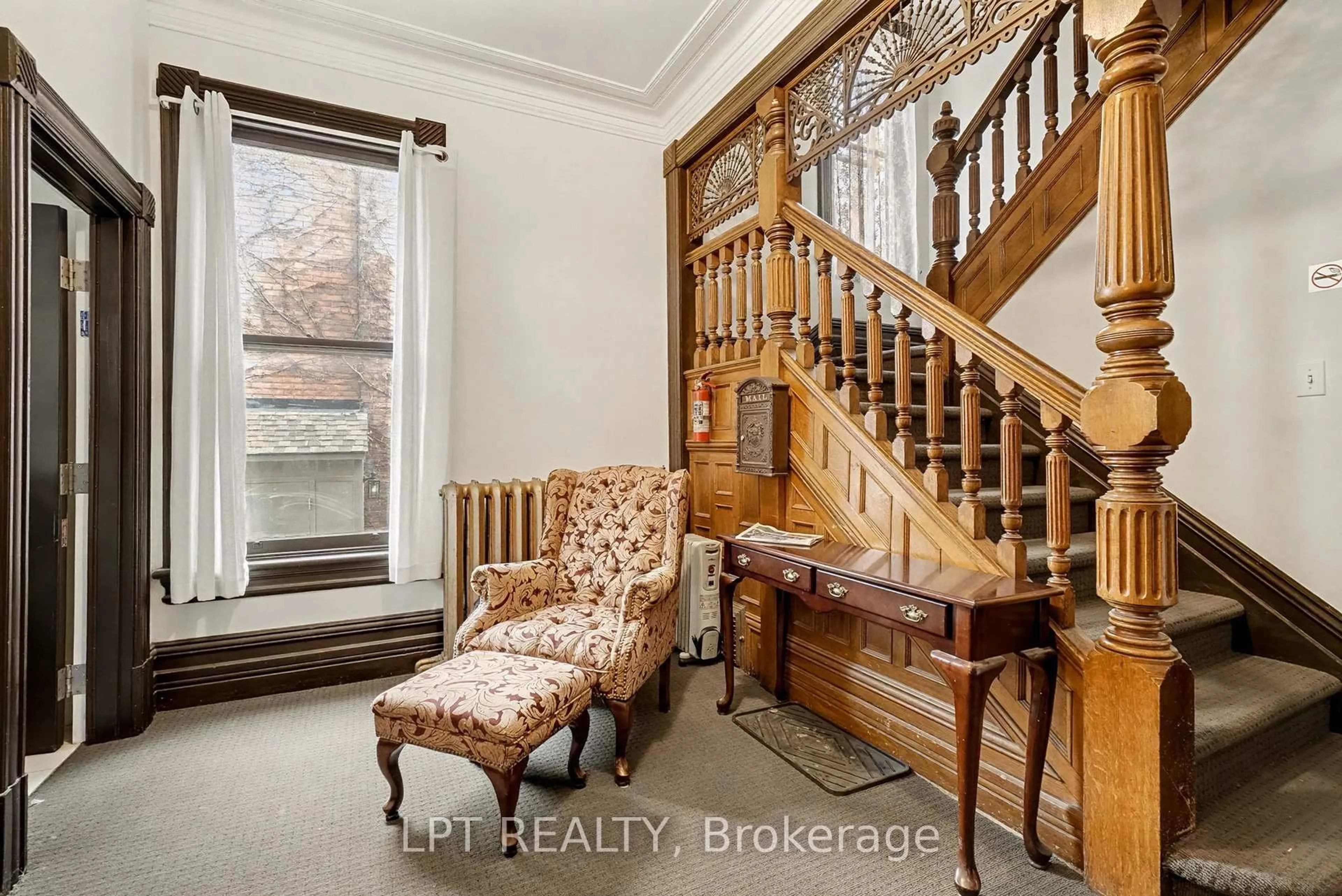 Indoor entryway for 542 MACLAREN St, Ottawa Ontario K1R 5K7