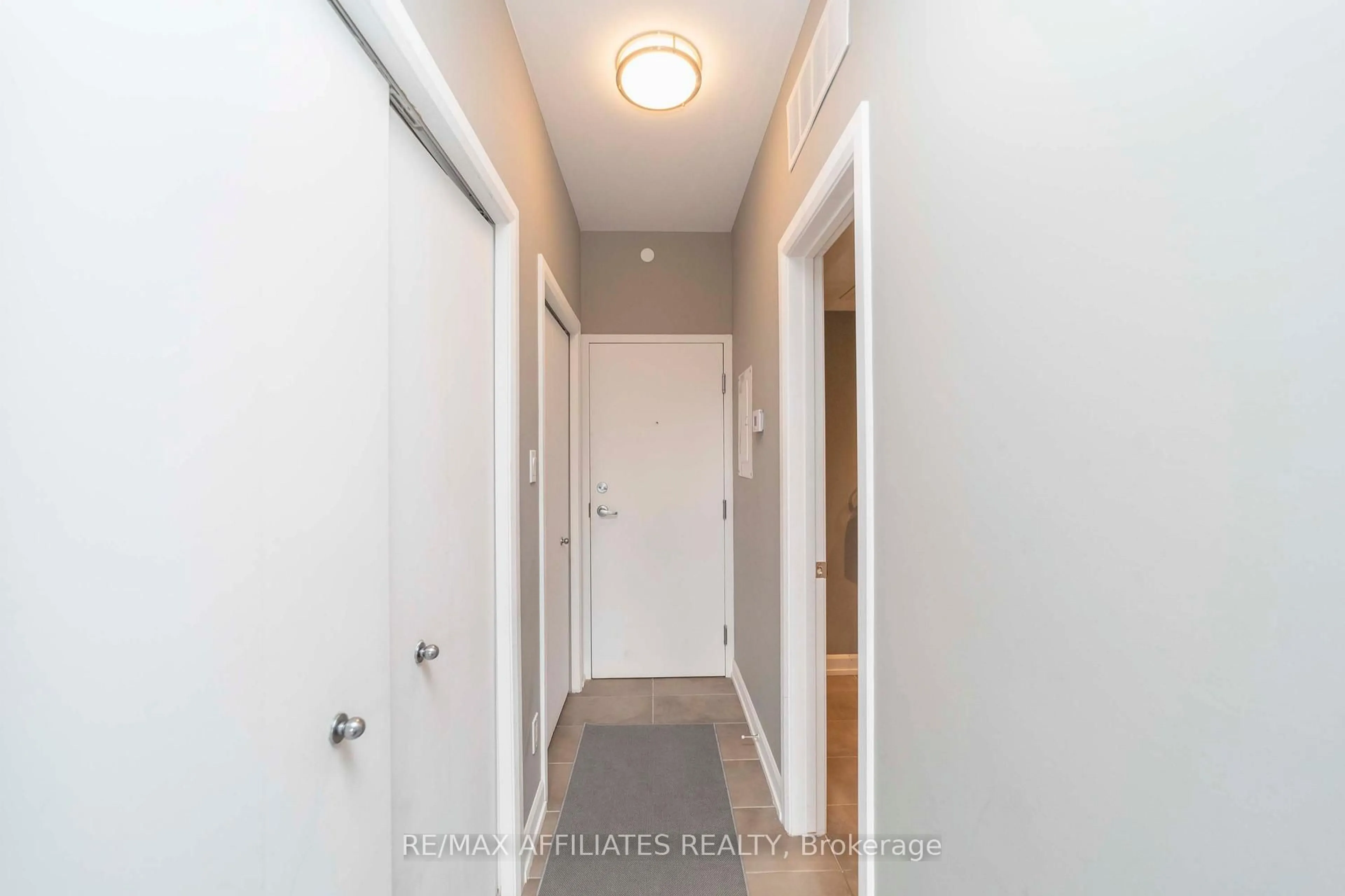 Indoor entryway for 150 Greenfield Ave #503, Ottawa Ontario K1S 5W6