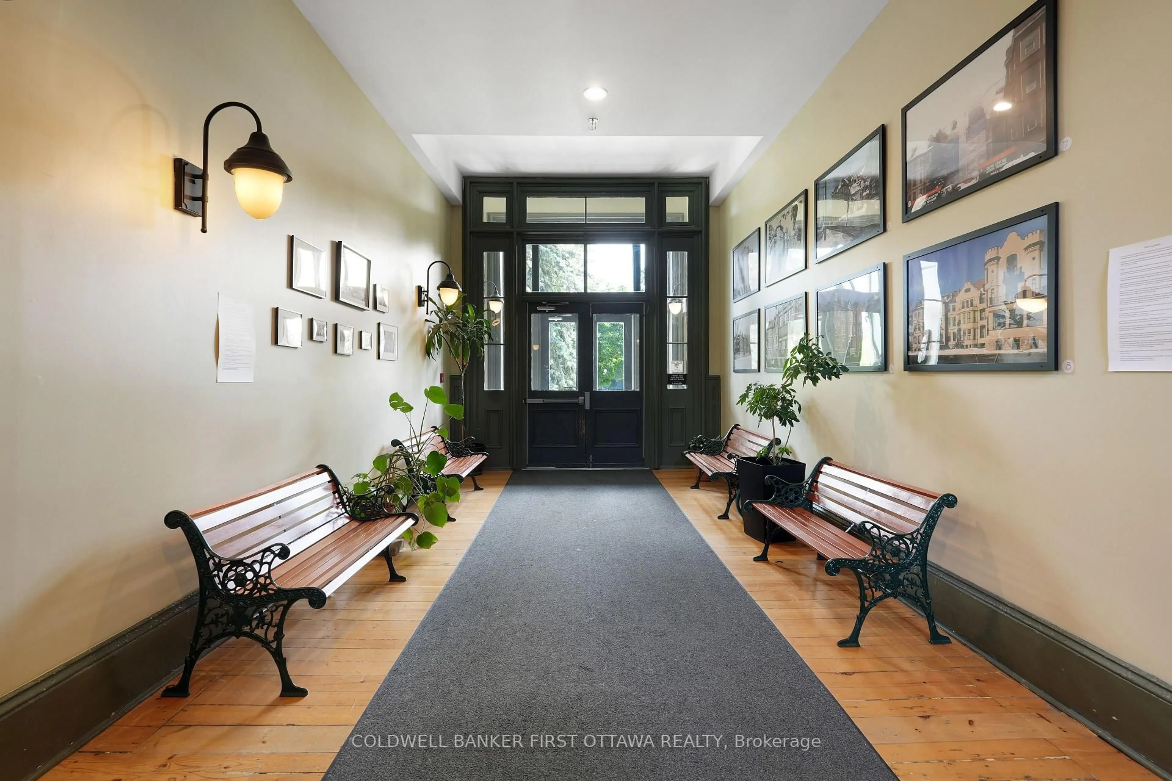 Indoor entryway for 589 Rideau St #405, Ottawa Ontario K1N 6A1