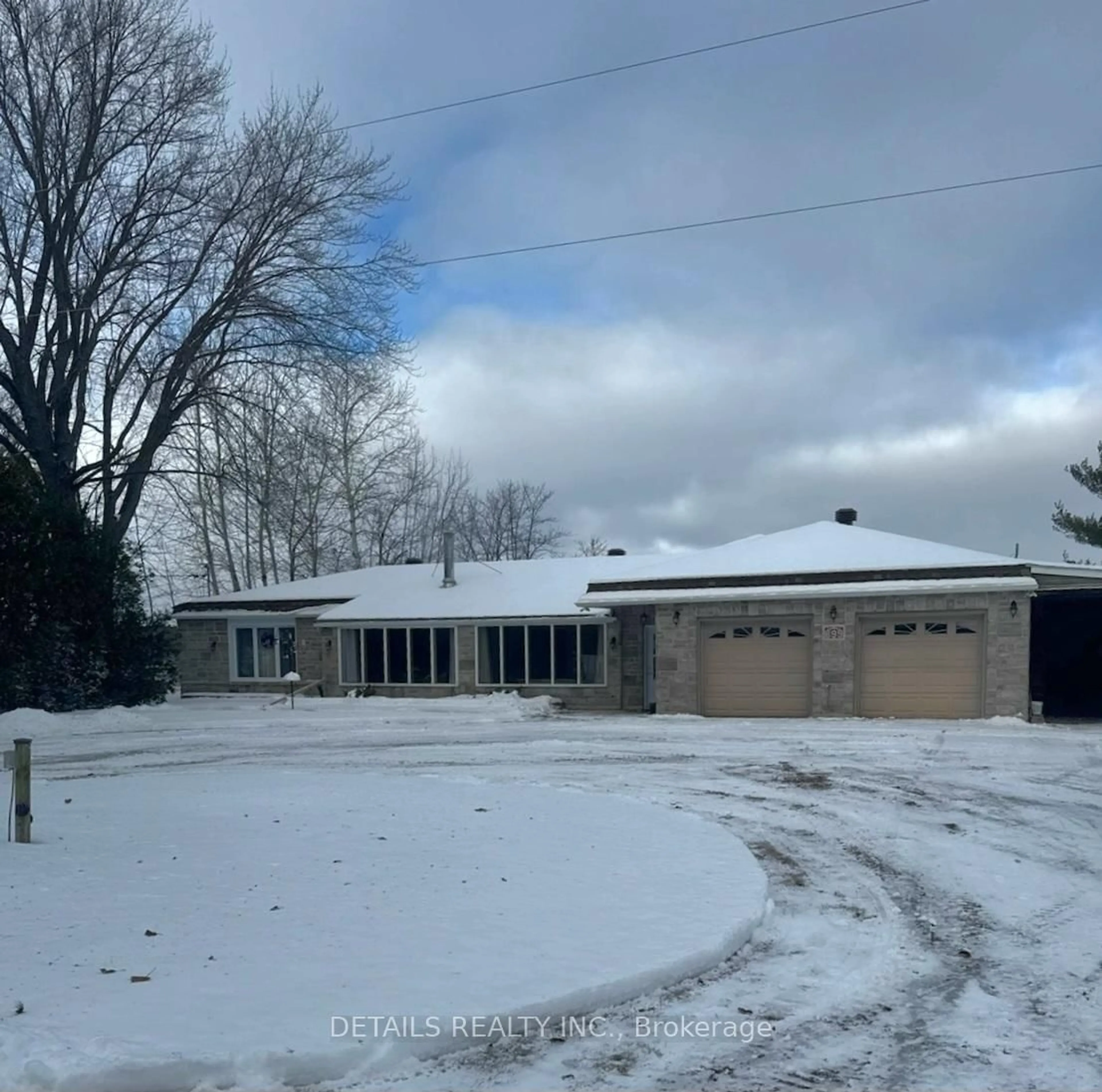 A pic from outside/outdoor area/front of a property/back of a property/a pic from drone, unknown for 899 Concession 1 Rd, Alfred and Plantagenet Ontario K0B 1L0