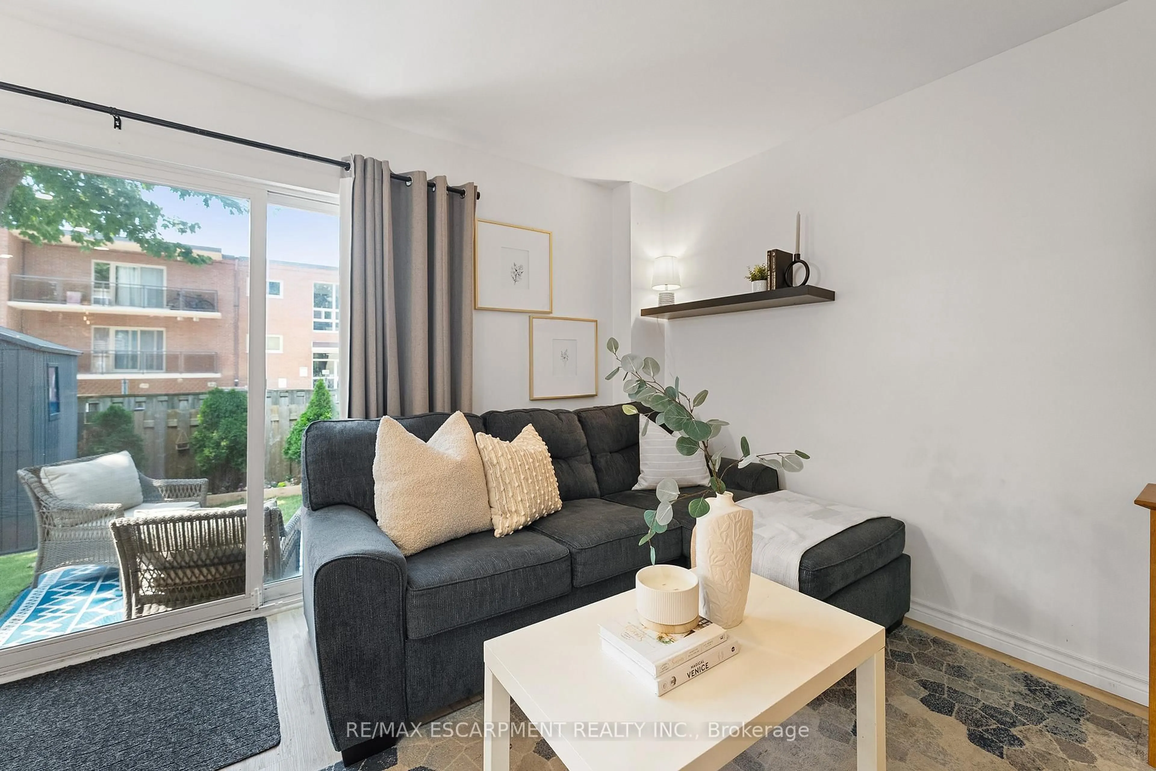 Living room with furniture, unknown for 17 Old Pine Tr #150, St. Catharines Ontario L2M 6P9