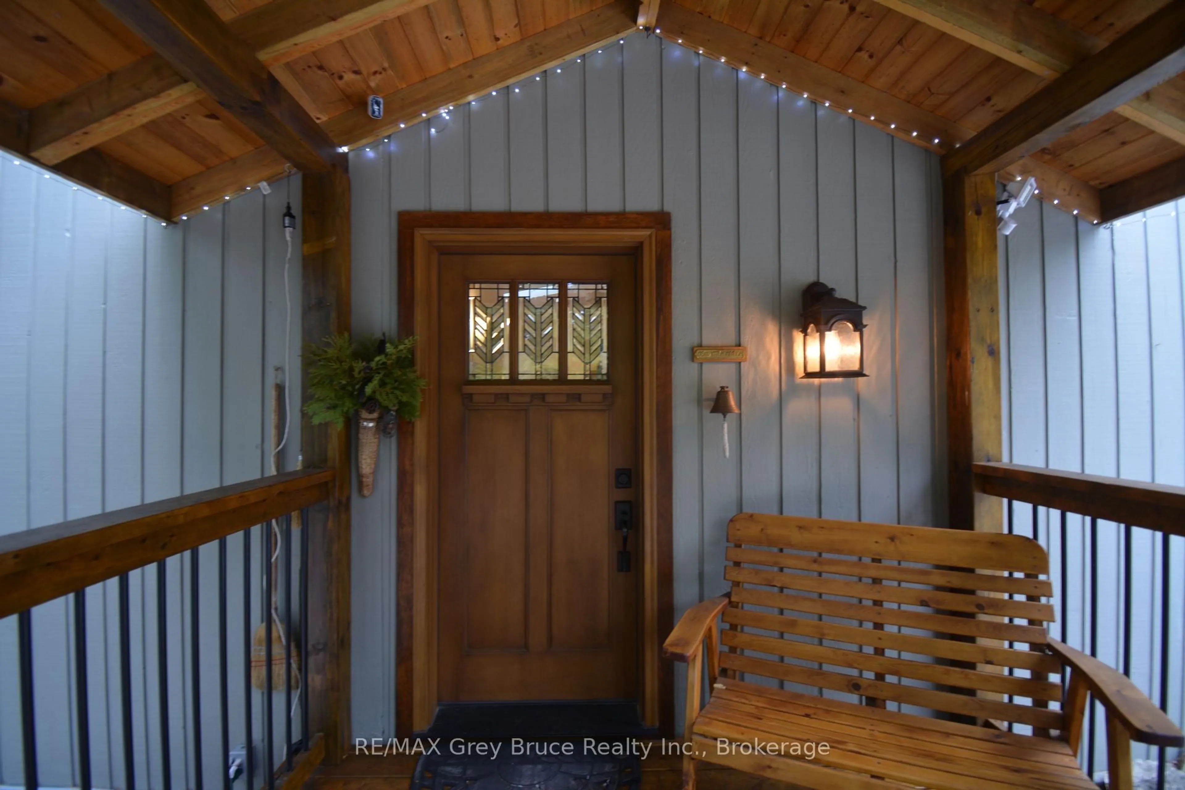 Indoor entryway for 54 Carter Rd, Northern Bruce Peninsula Ontario N0H 1W0