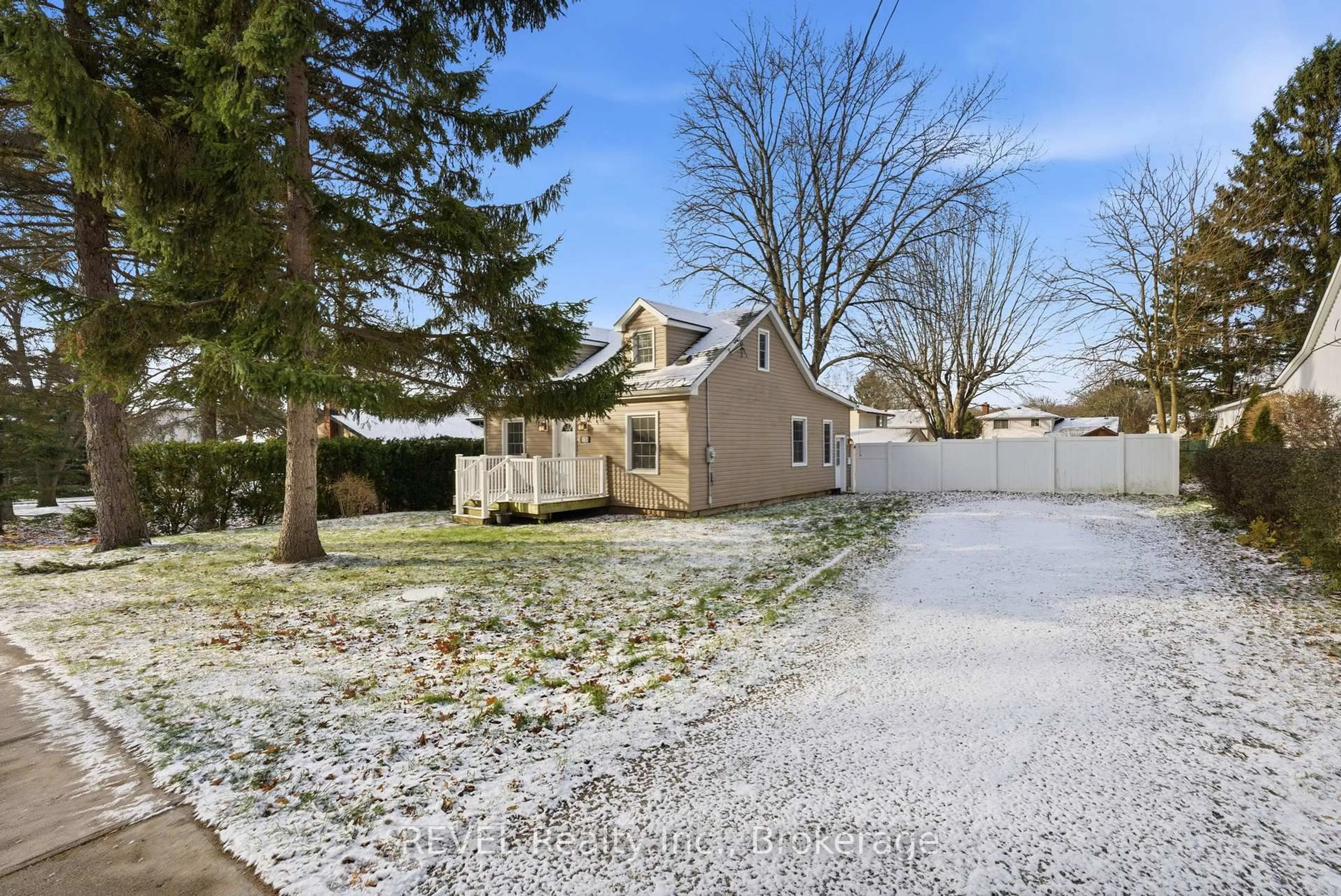 A pic from outside/outdoor area/front of a property/back of a property/a pic from drone, street for 1176 Haist St, Pelham Ontario L3E 0H5