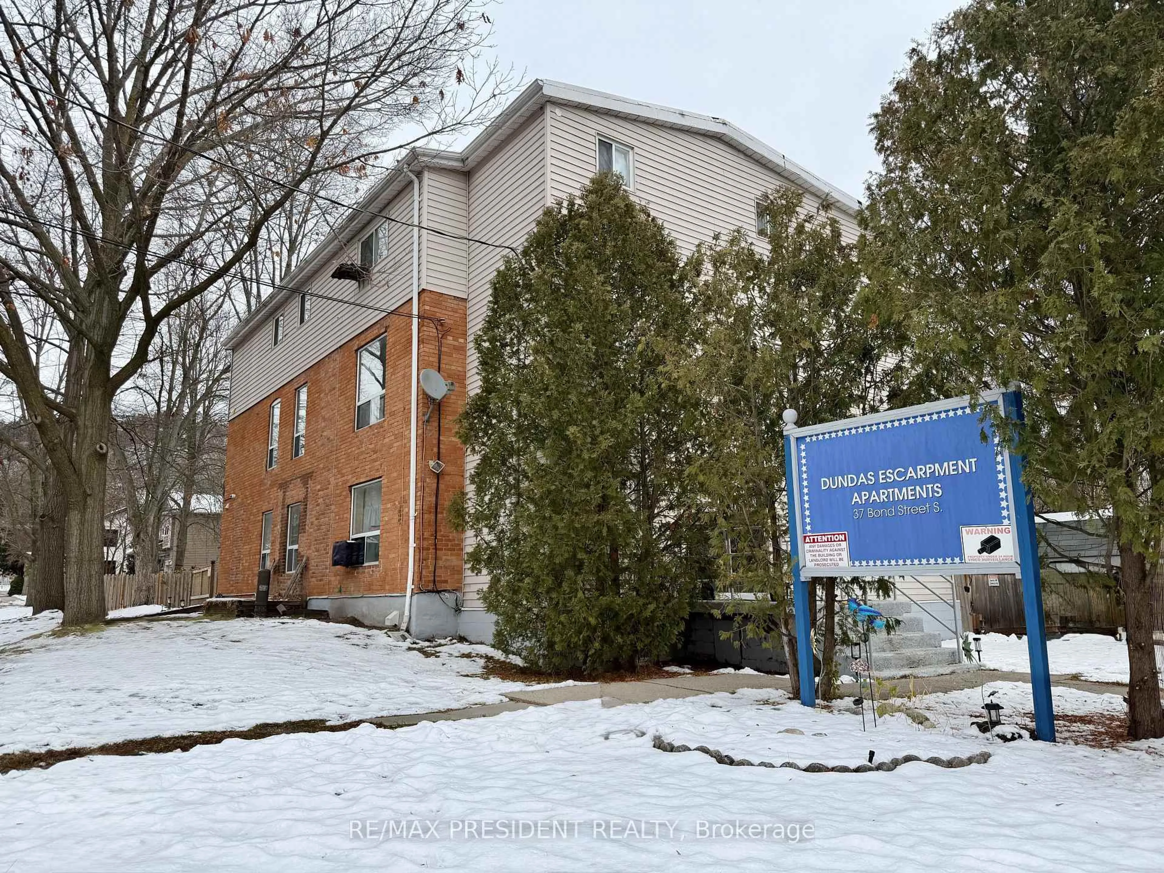 Indoor foyer for 37 Bond St, Hamilton Ontario L9H 3H2