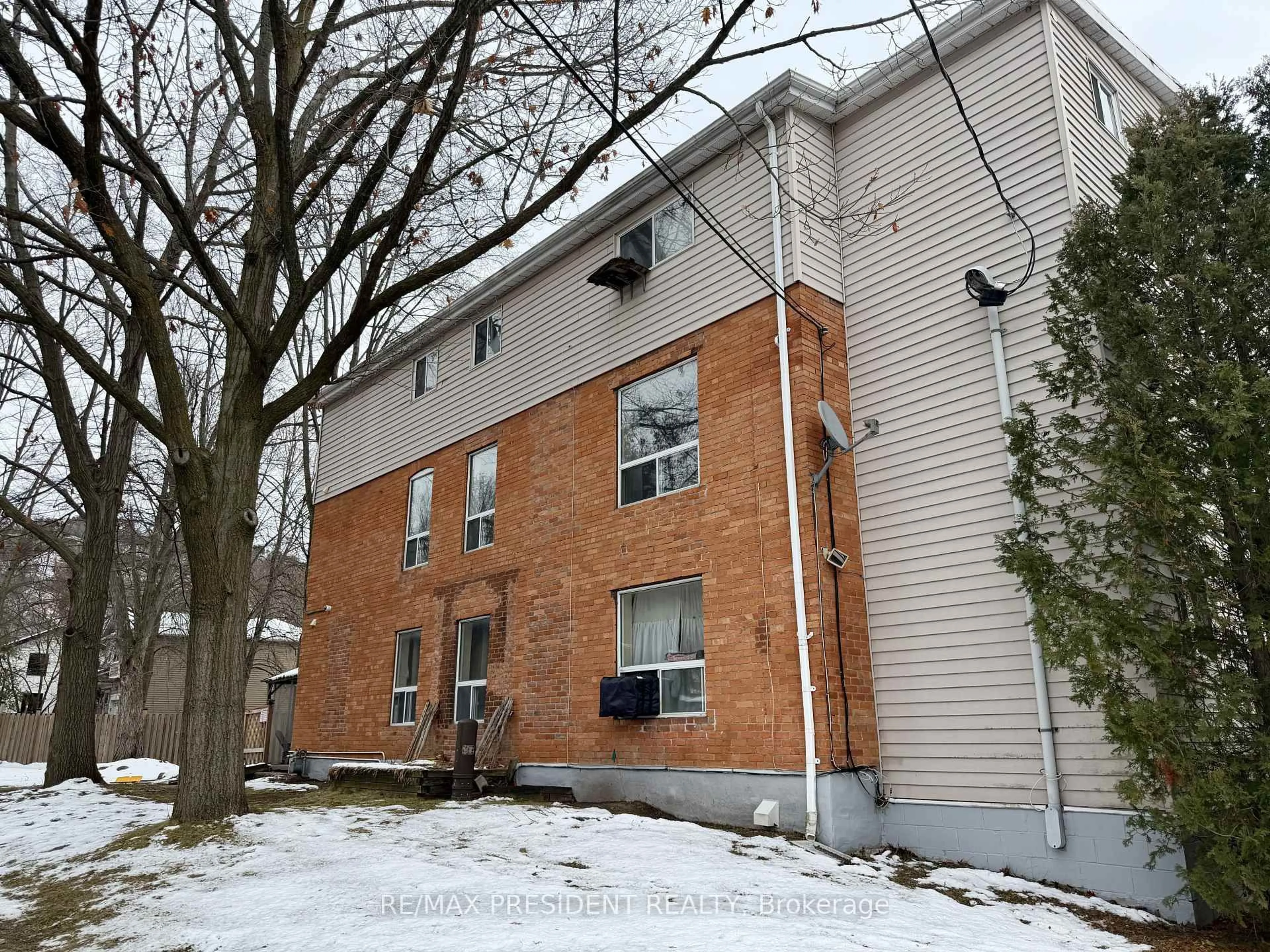 Home with brick exterior material, building for 37 Bond St, Hamilton Ontario L9H 3H2