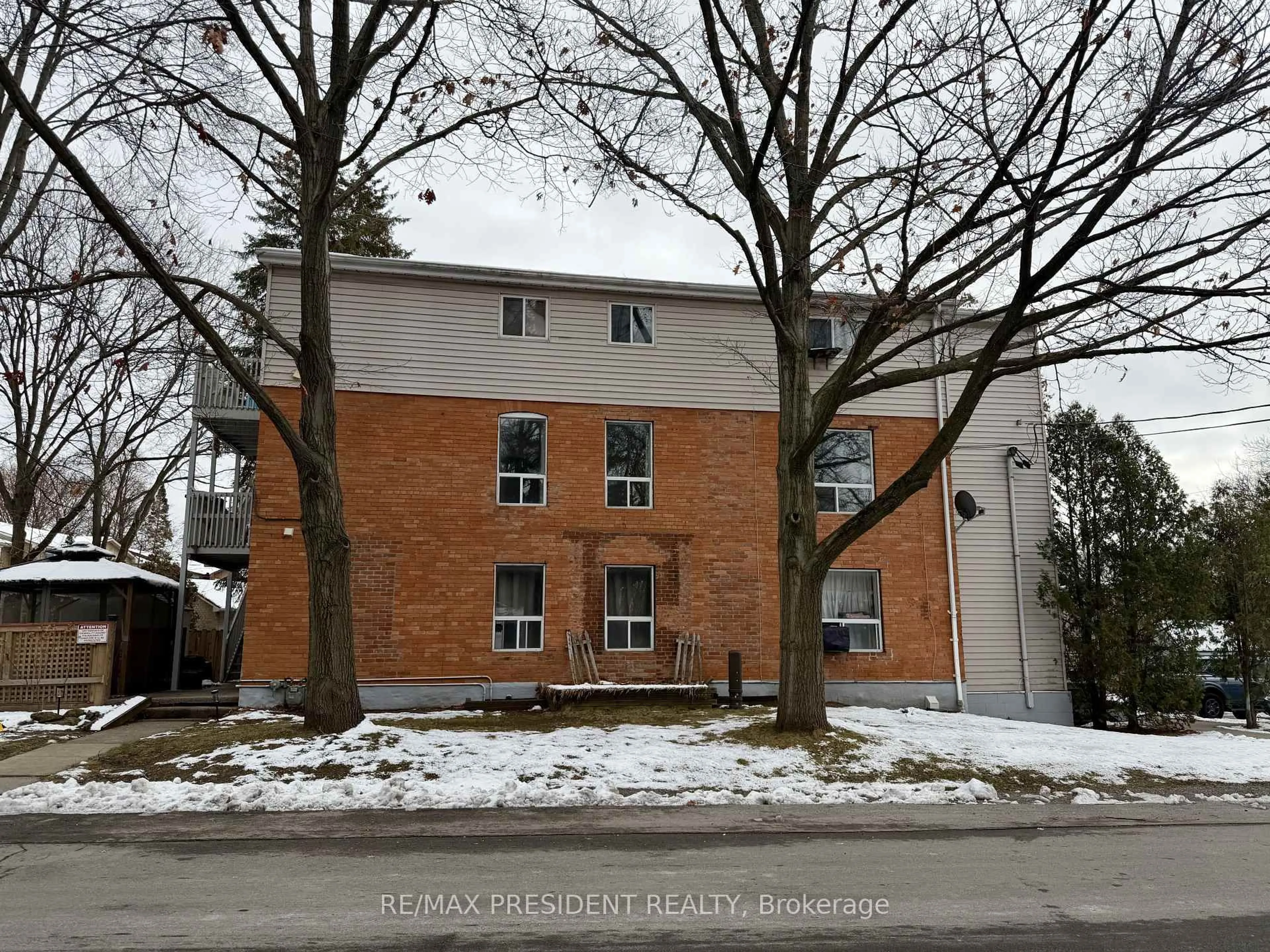 Home with brick exterior material, building for 37 Bond St, Hamilton Ontario L9H 3H2