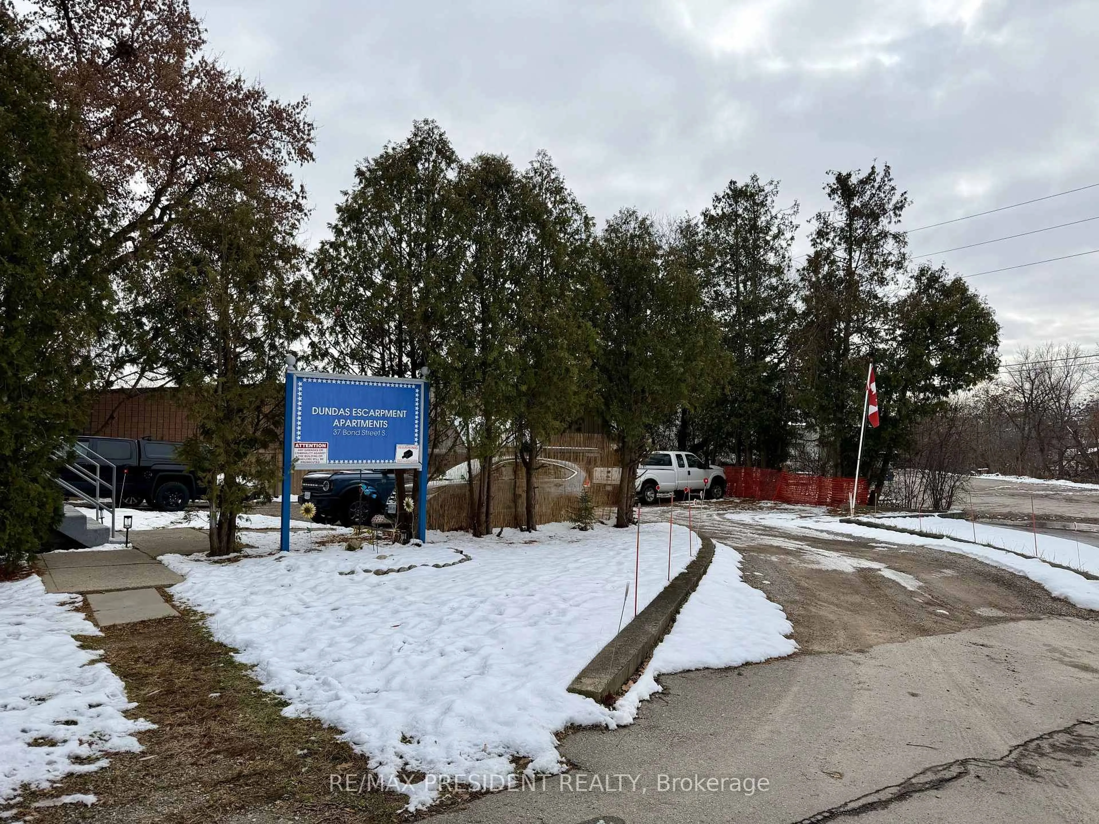 Unknown for 37 Bond St, Hamilton Ontario L9H 3H2